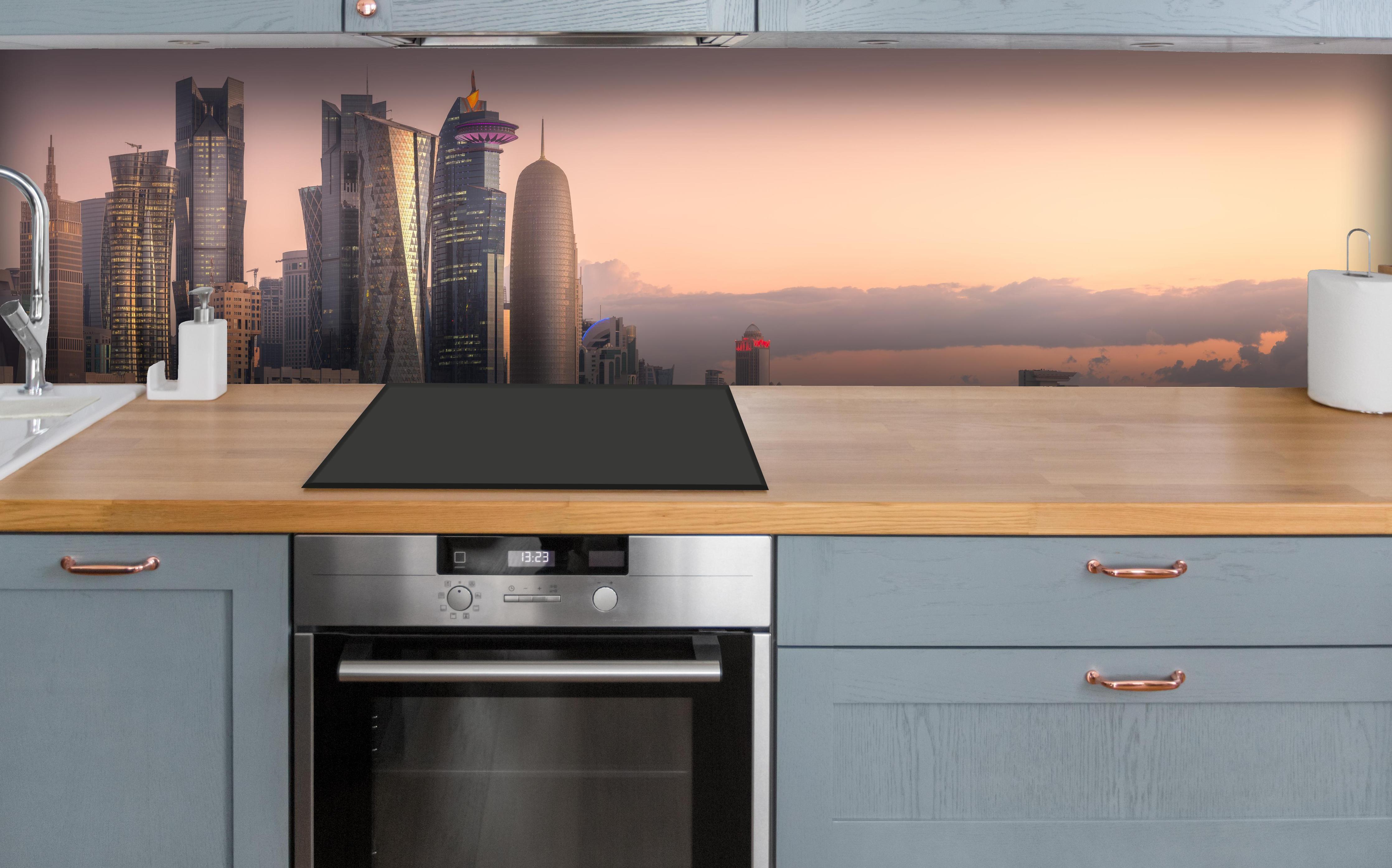 Küche - Die Skyline von West Bay und Doha City über polierter Holzarbeitsplatte mit Cerankochfeld