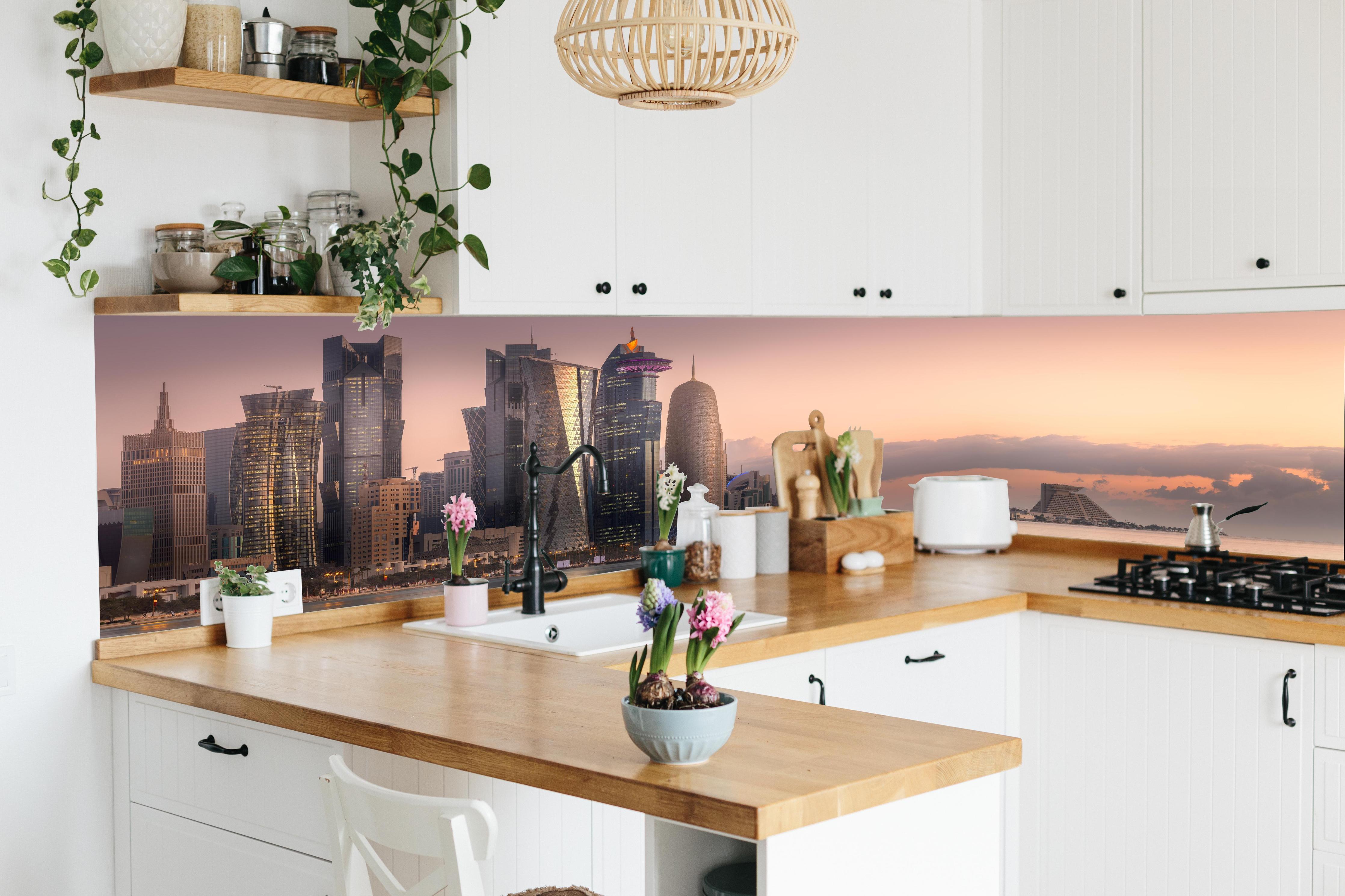 Küche - Die Skyline von West Bay und Doha City in lebendiger Küche mit bunten Blumen