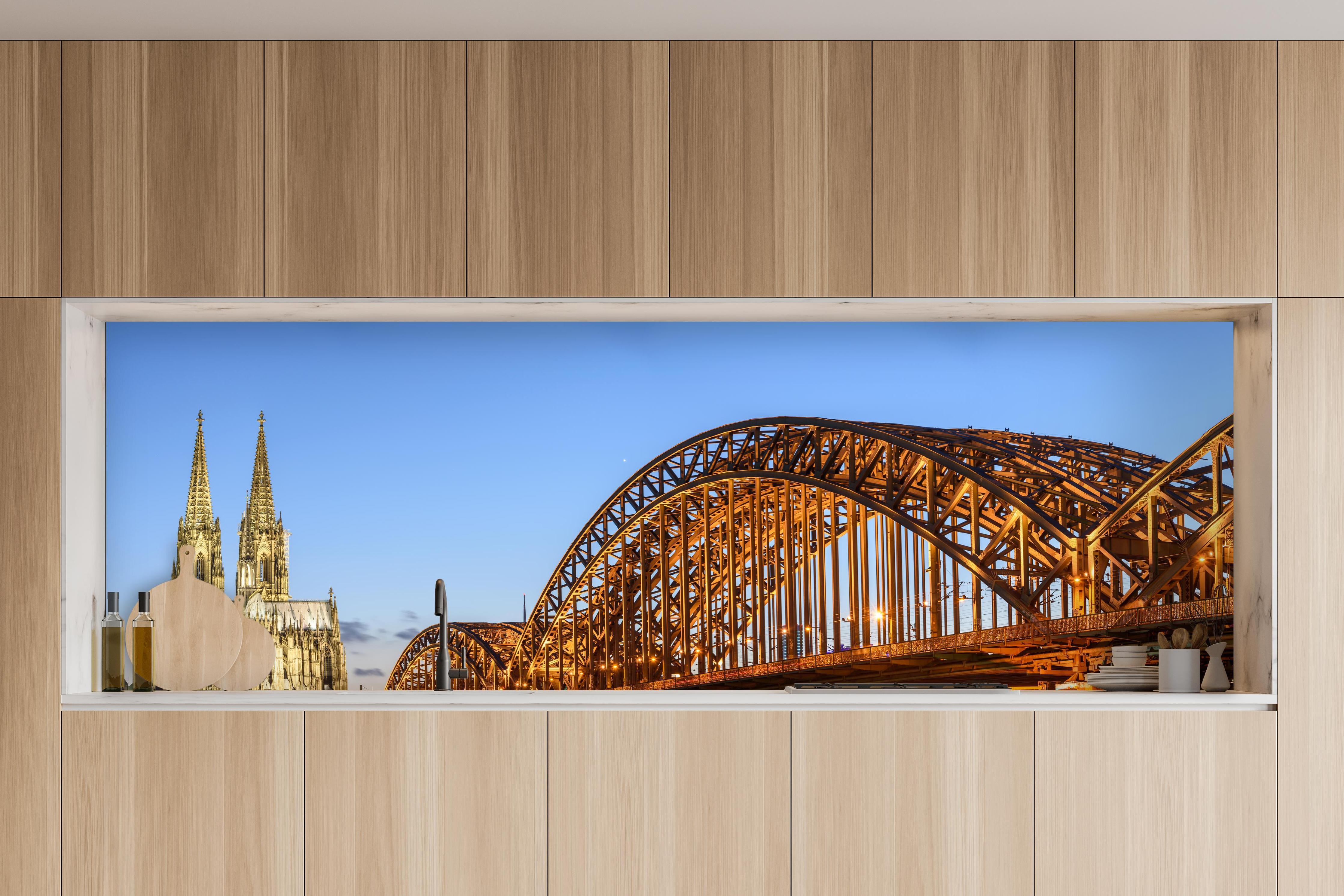 Küche - Dombrücke in Köln - Deutschland in charakteristischer Vollholz-Küche mit modernem Gasherd