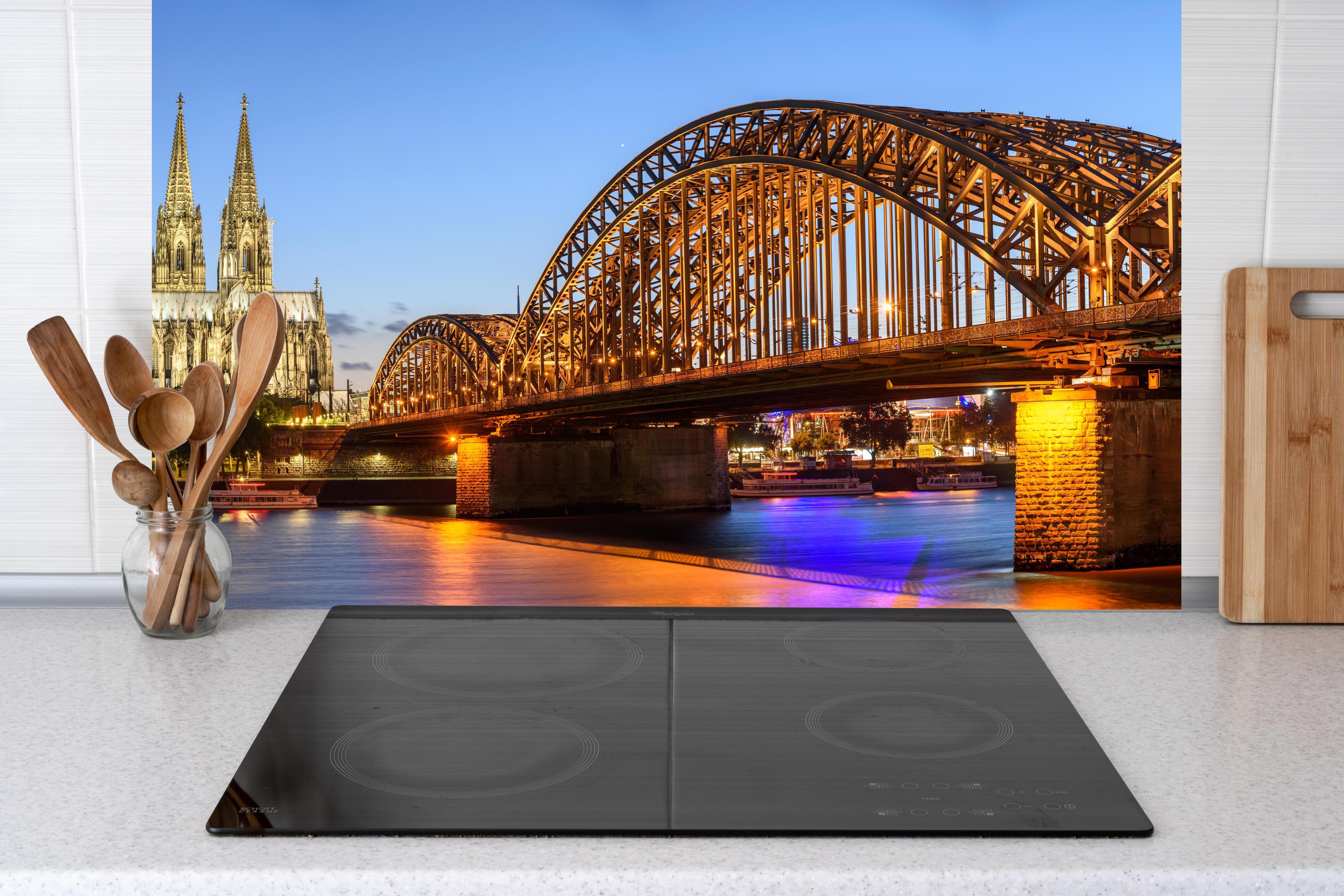 Küche - Dombrücke in Köln - Deutschland hinter Cerankochfeld und Holz-Kochutensilien