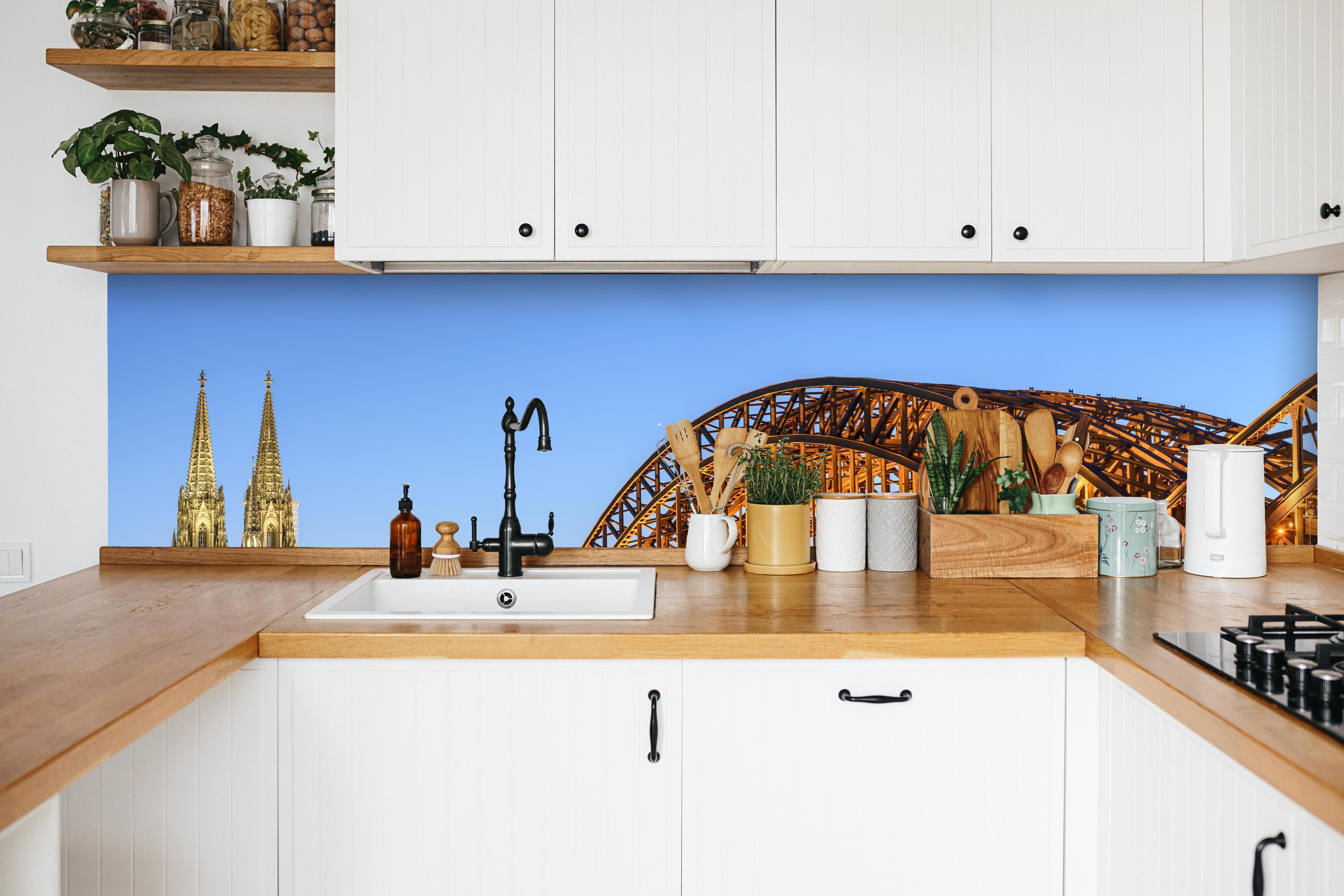 Küche - Dombrücke in Köln - Deutschland in weißer Küche hinter Gewürzen und Kochlöffeln aus Holz
