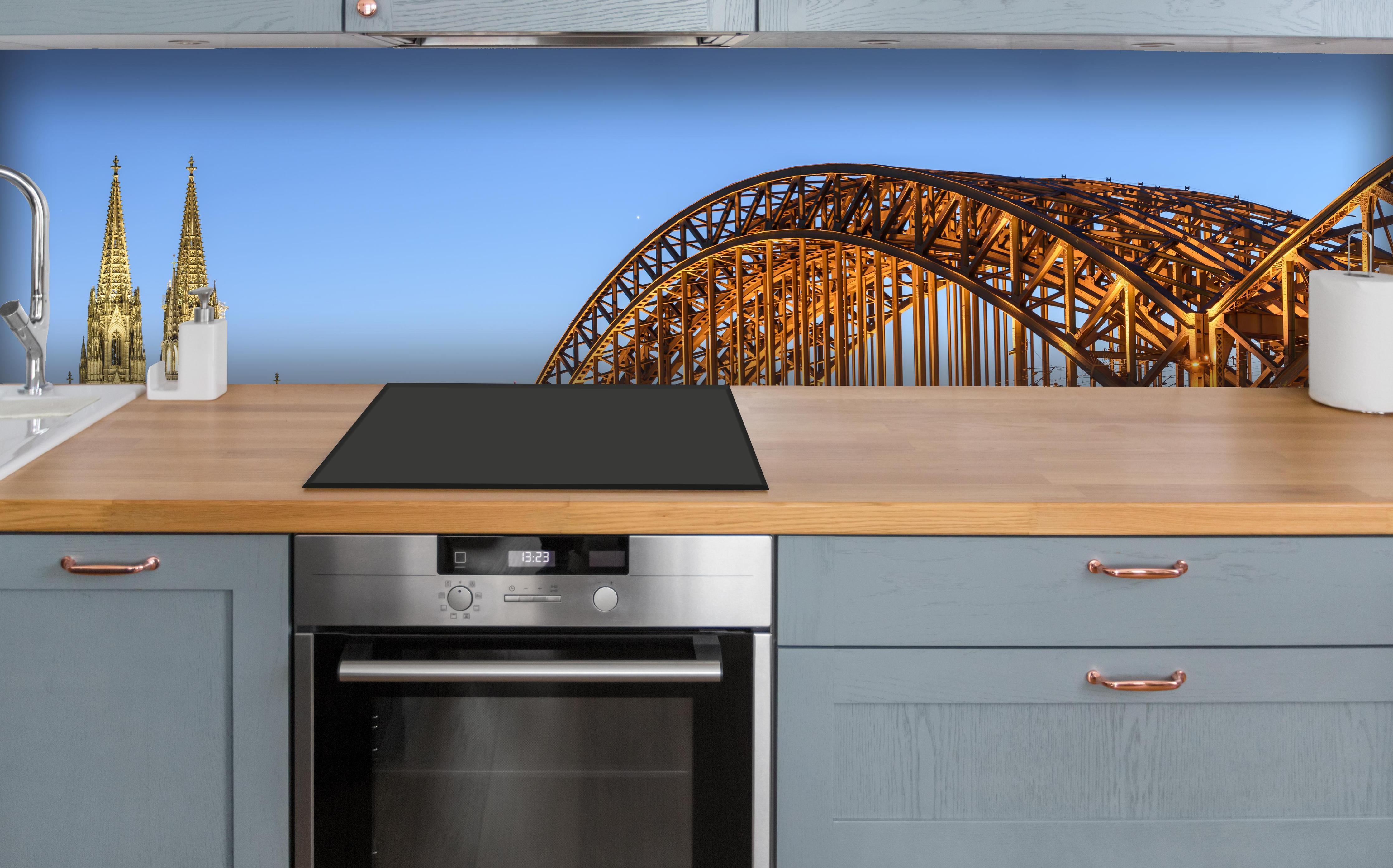 Küche - Dombrücke in Köln - Deutschland über polierter Holzarbeitsplatte mit Cerankochfeld