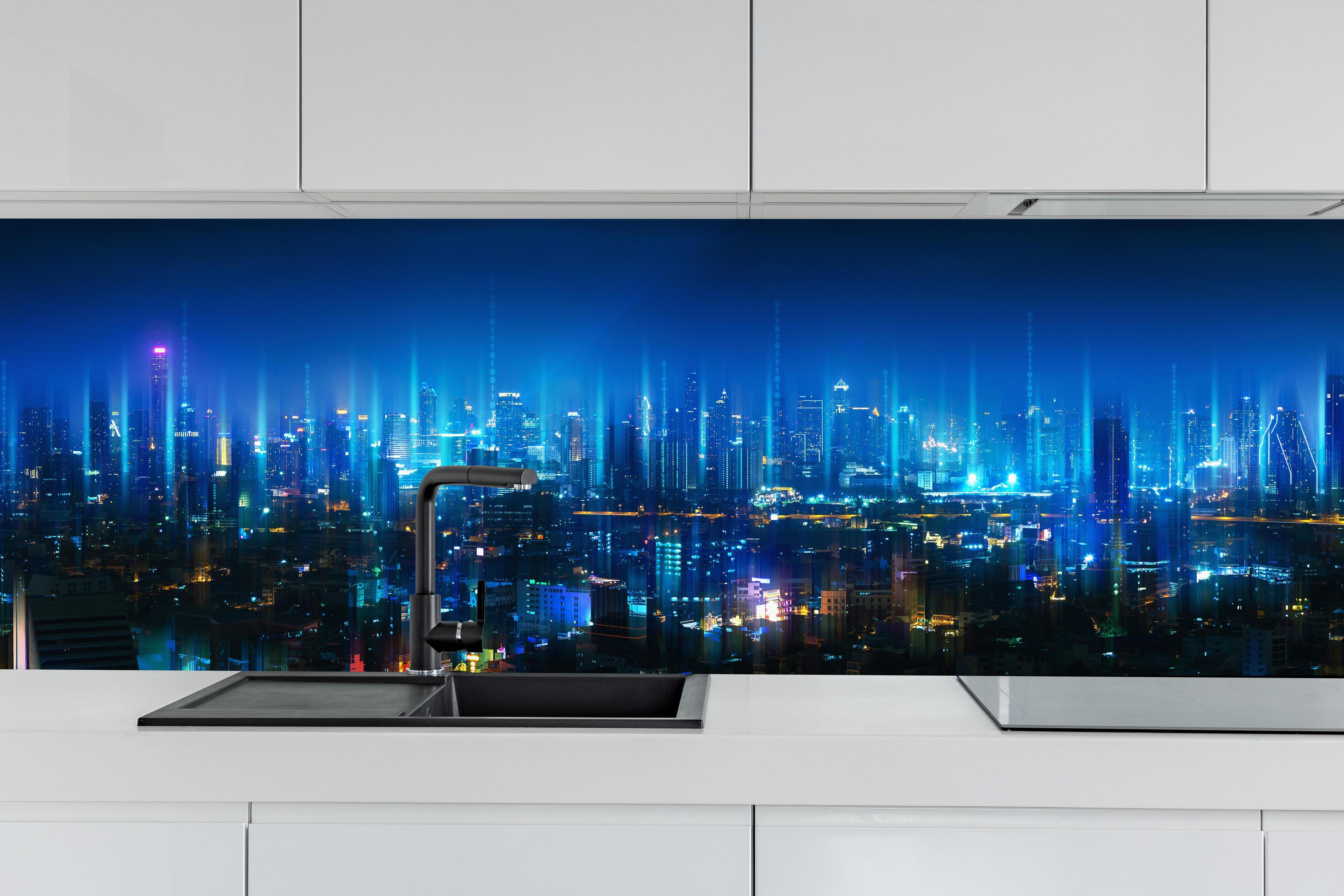 Küche - Drahtloses Netzwerk und Verbindung Stadt hinter weißen Hochglanz-Küchenregalen und schwarzem Wasserhahn