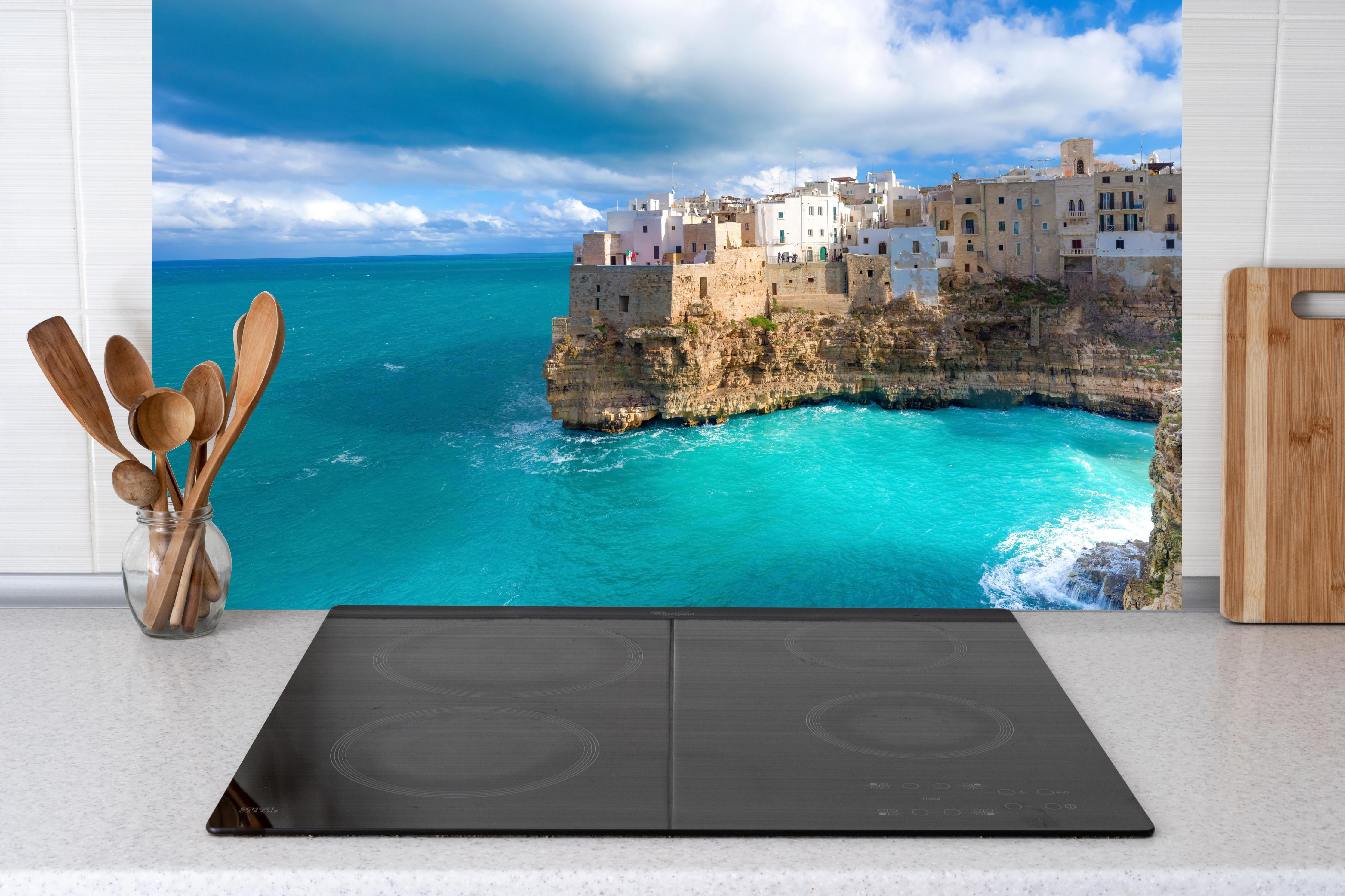 Küche - Drohnensicht - Polignano hinter Cerankochfeld und Holz-Kochutensilien