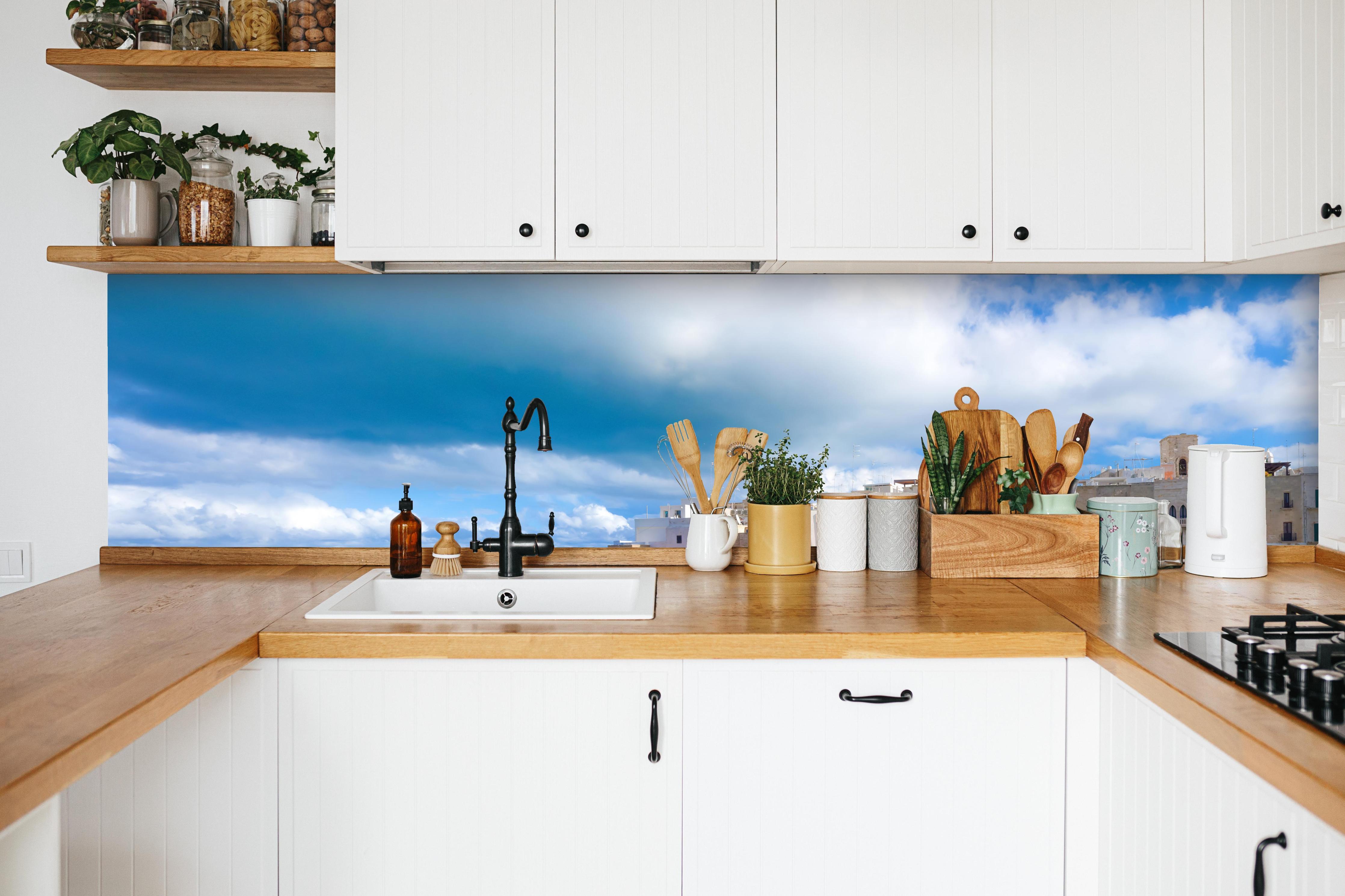 Küche - Drohnensicht - Polignano in weißer Küche hinter Gewürzen und Kochlöffeln aus Holz