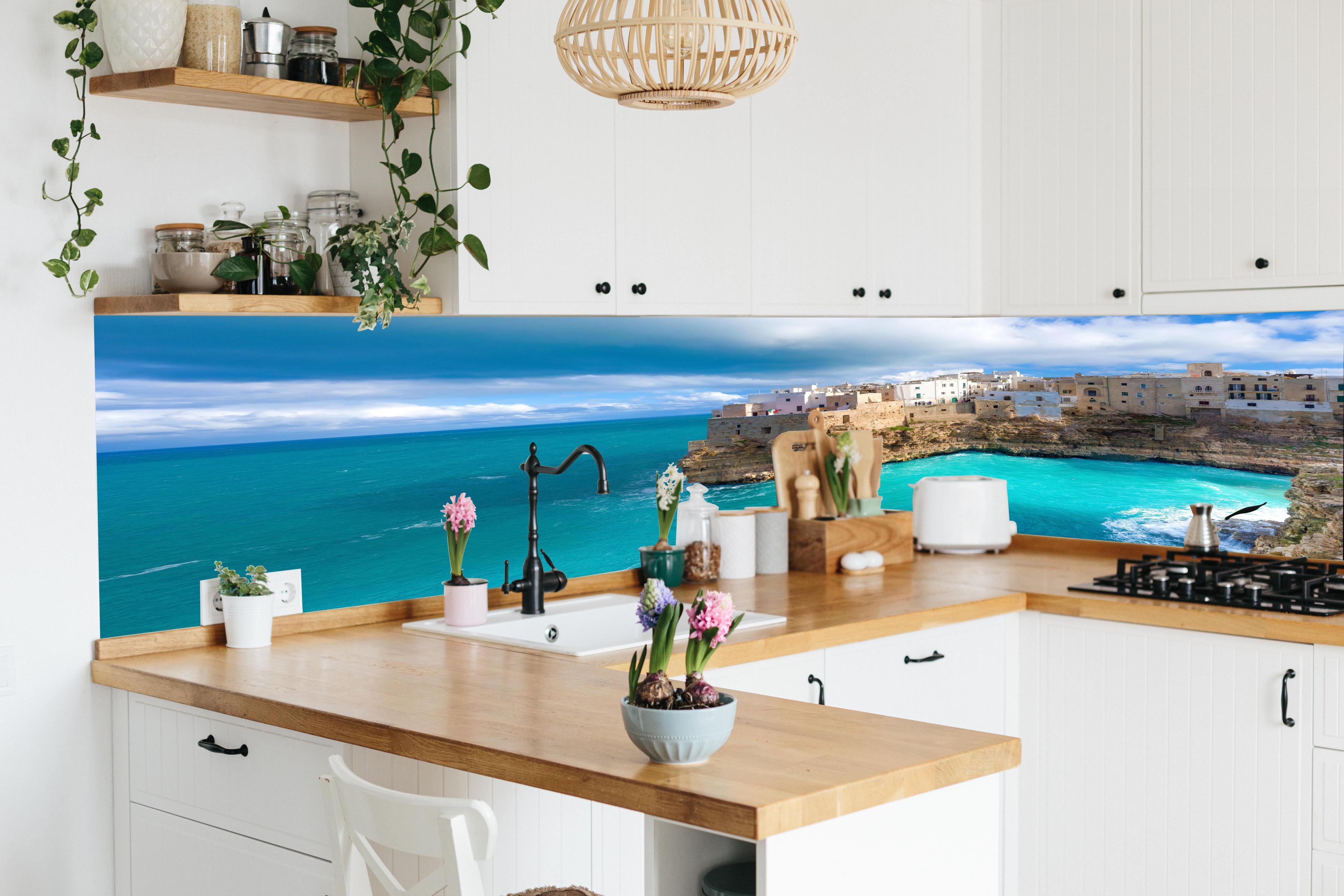 Küche - Drohnensicht - Polignano in lebendiger Küche mit bunten Blumen