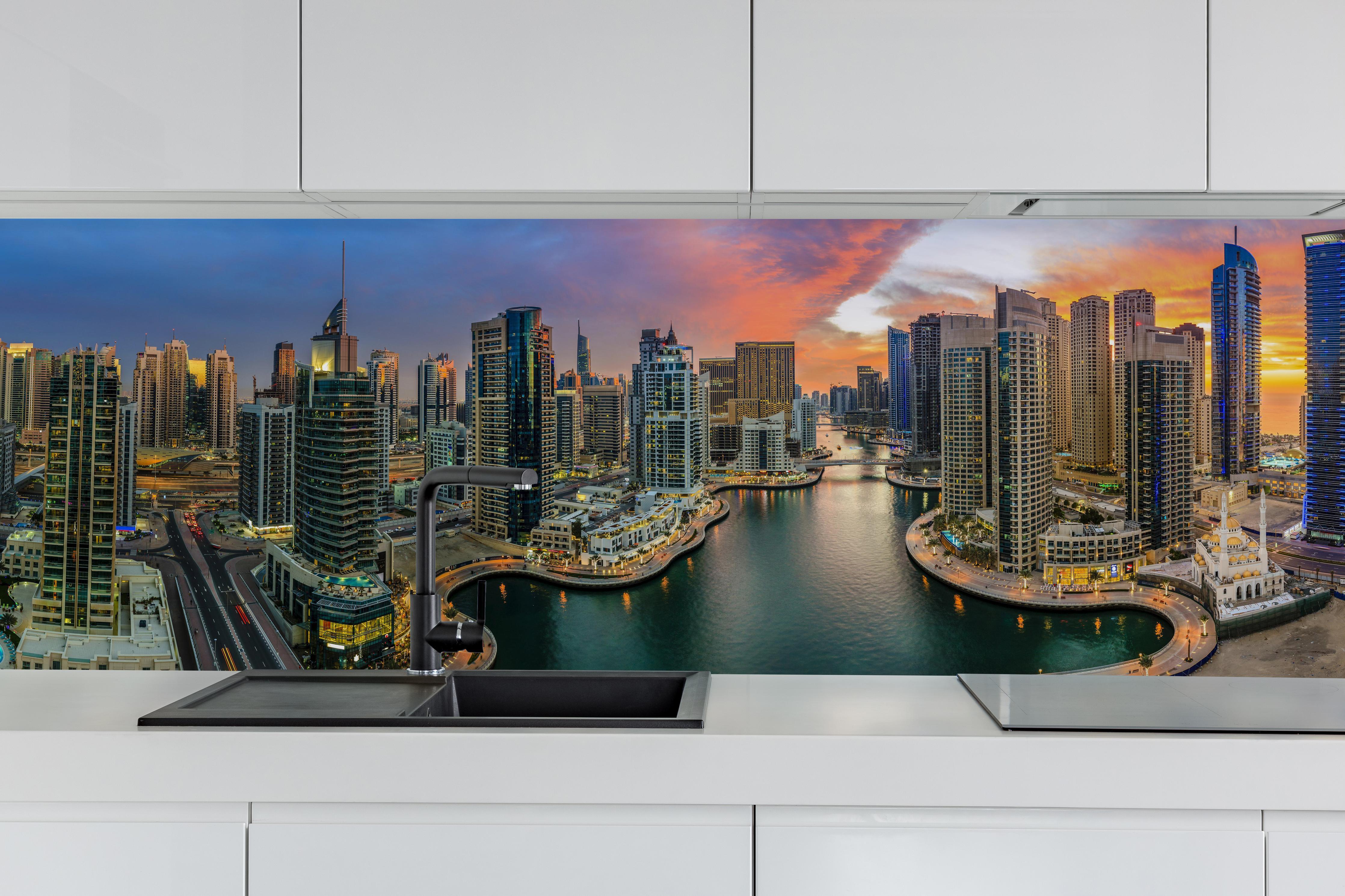 Küche - Dubai Yachthafen hinter weißen Hochglanz-Küchenregalen und schwarzem Wasserhahn