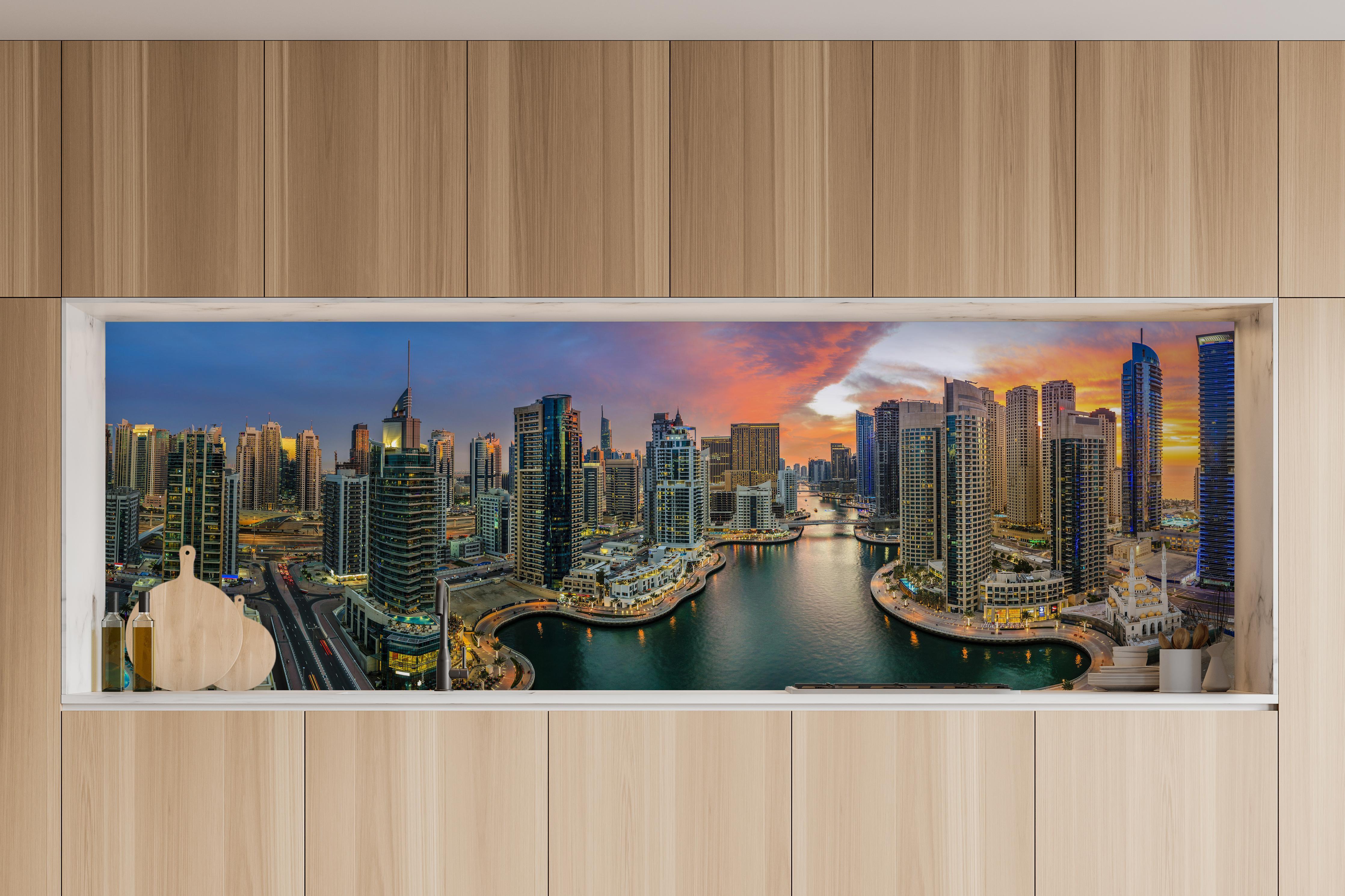 Küche - Dubai Yachthafen in charakteristischer Vollholz-Küche mit modernem Gasherd