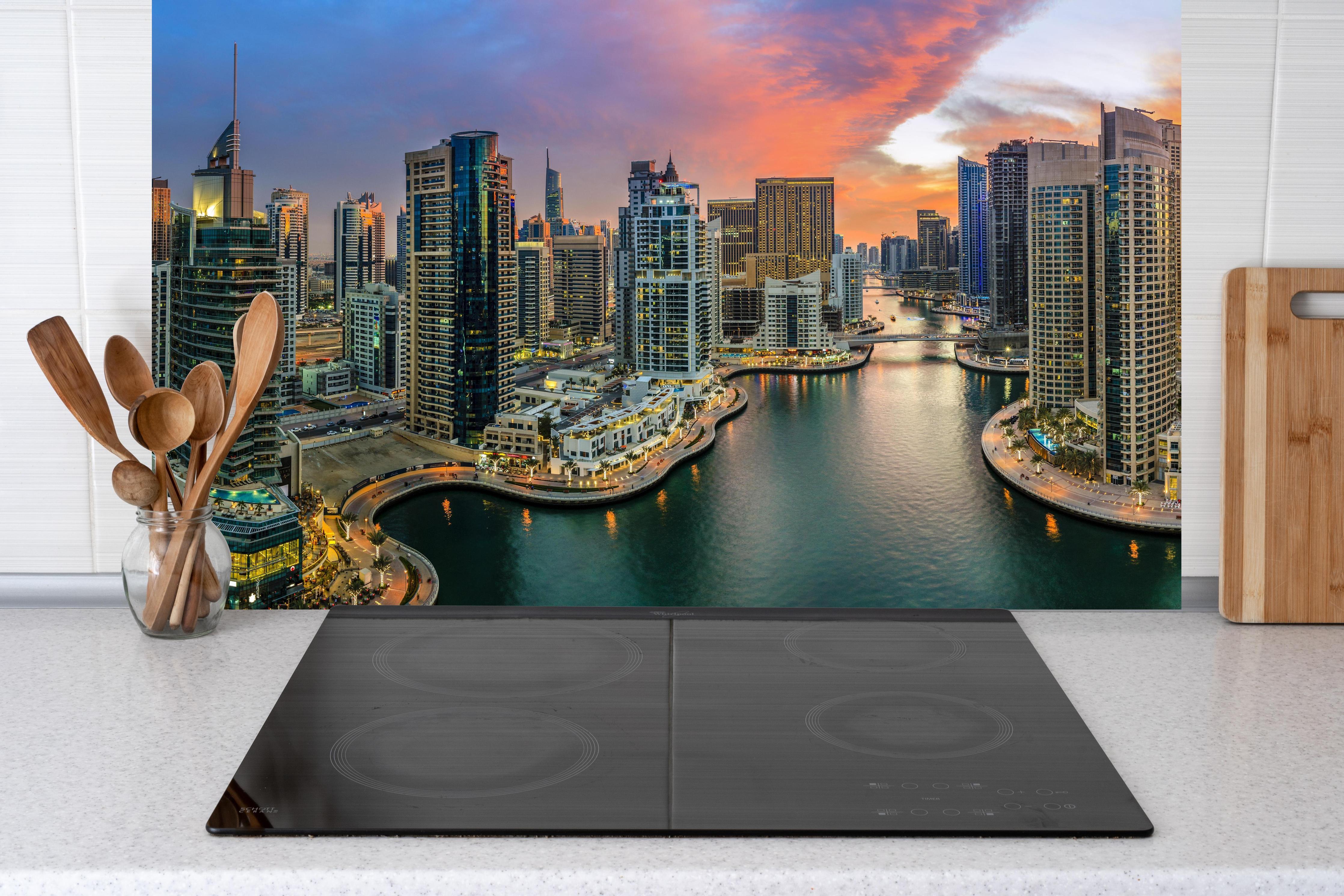 Küche - Dubai Yachthafen hinter Cerankochfeld und Holz-Kochutensilien