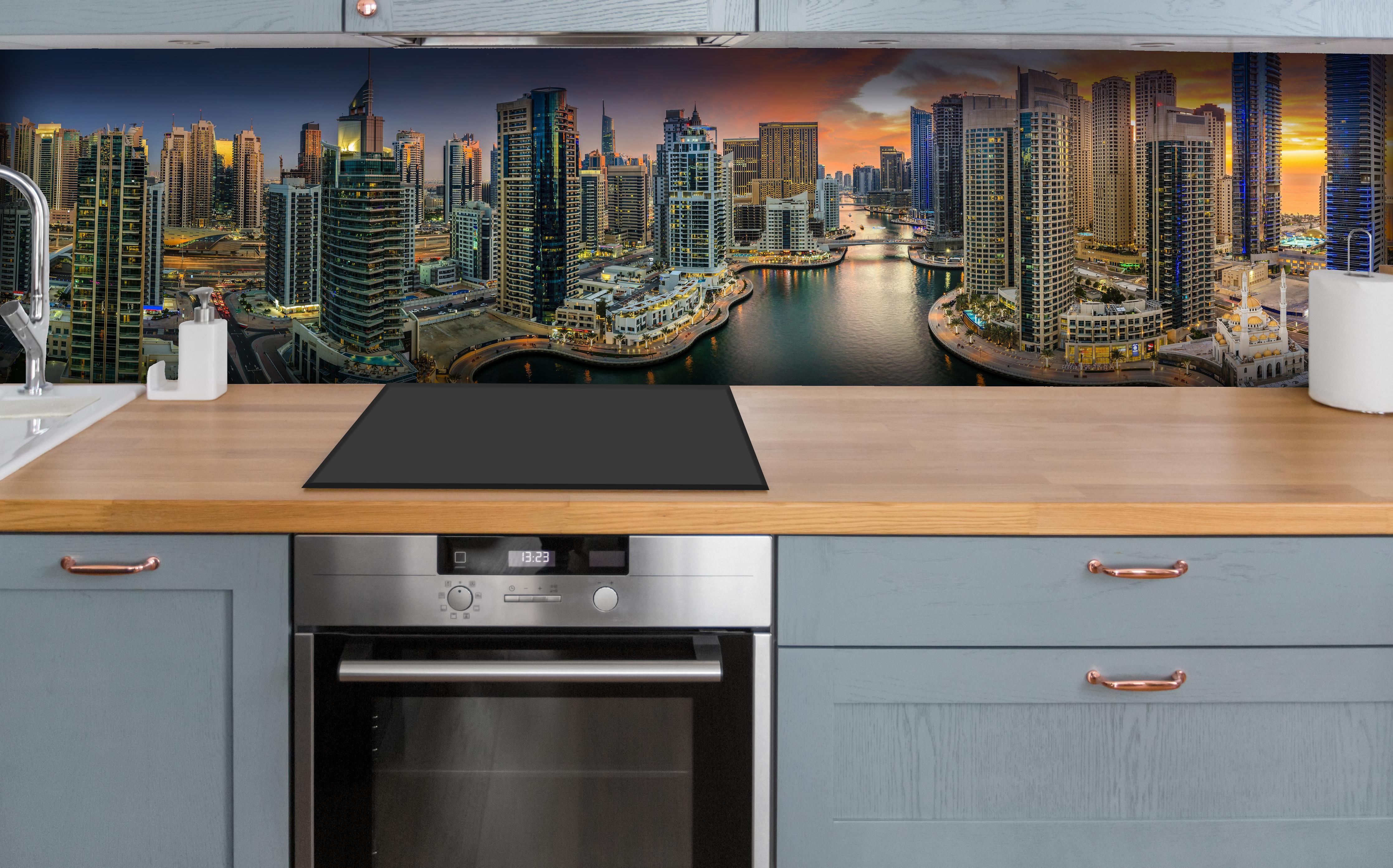 Küche - Dubai Yachthafen über polierter Holzarbeitsplatte mit Cerankochfeld