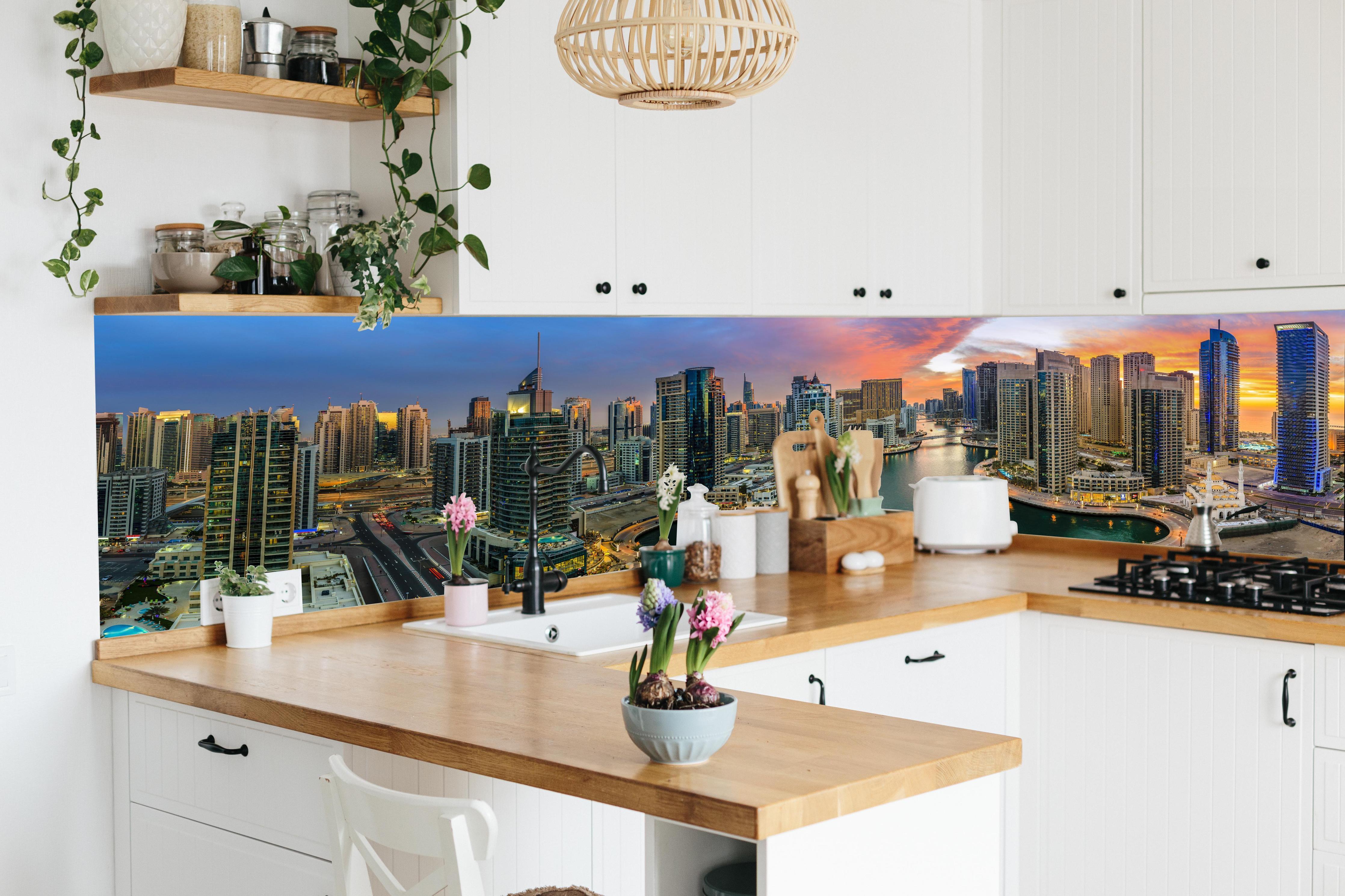 Küche - Dubai Yachthafen in lebendiger Küche mit bunten Blumen