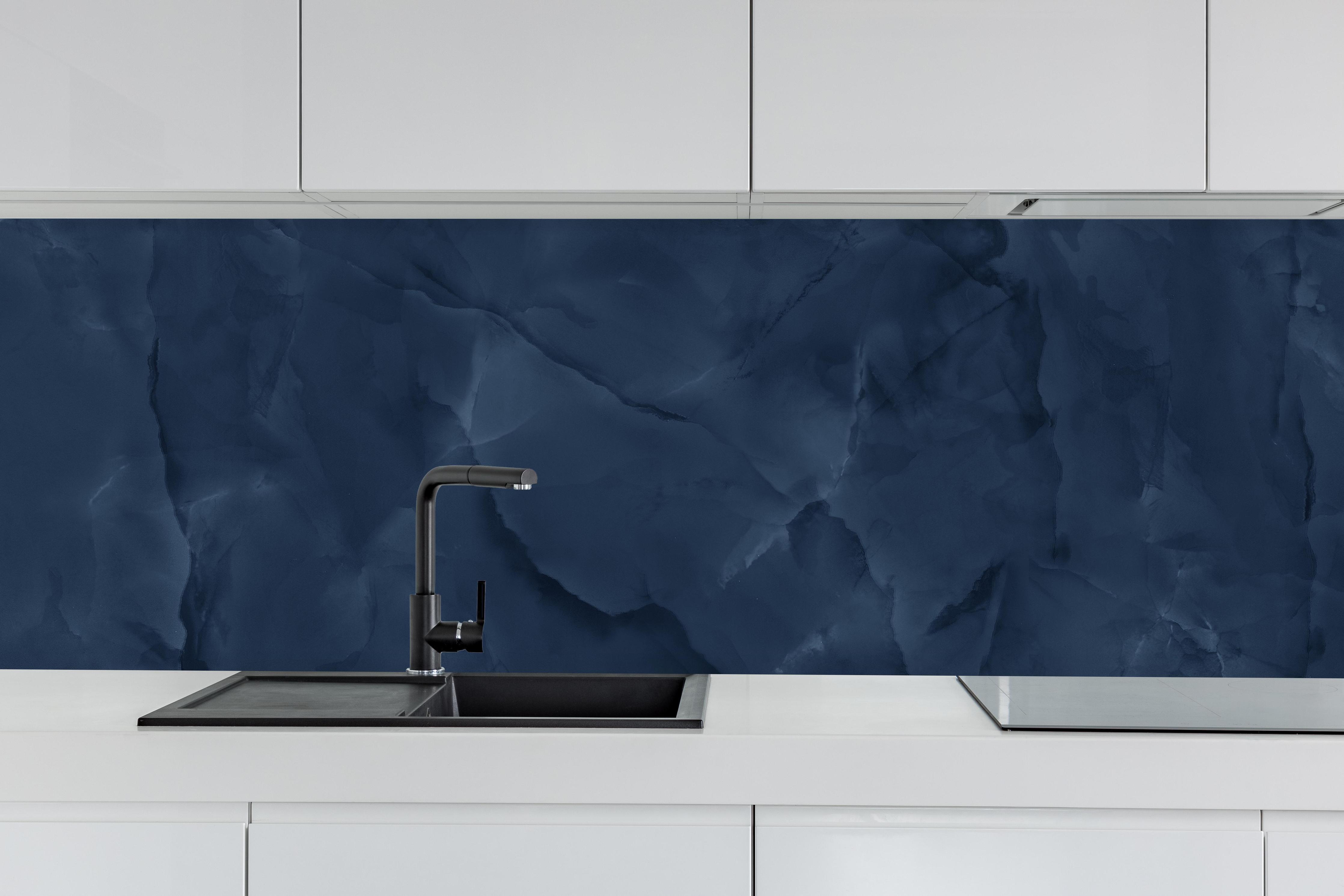 Küche - Dunkelblauer Onyx-Marmor hinter weißen Hochglanz-Küchenregalen und schwarzem Wasserhahn