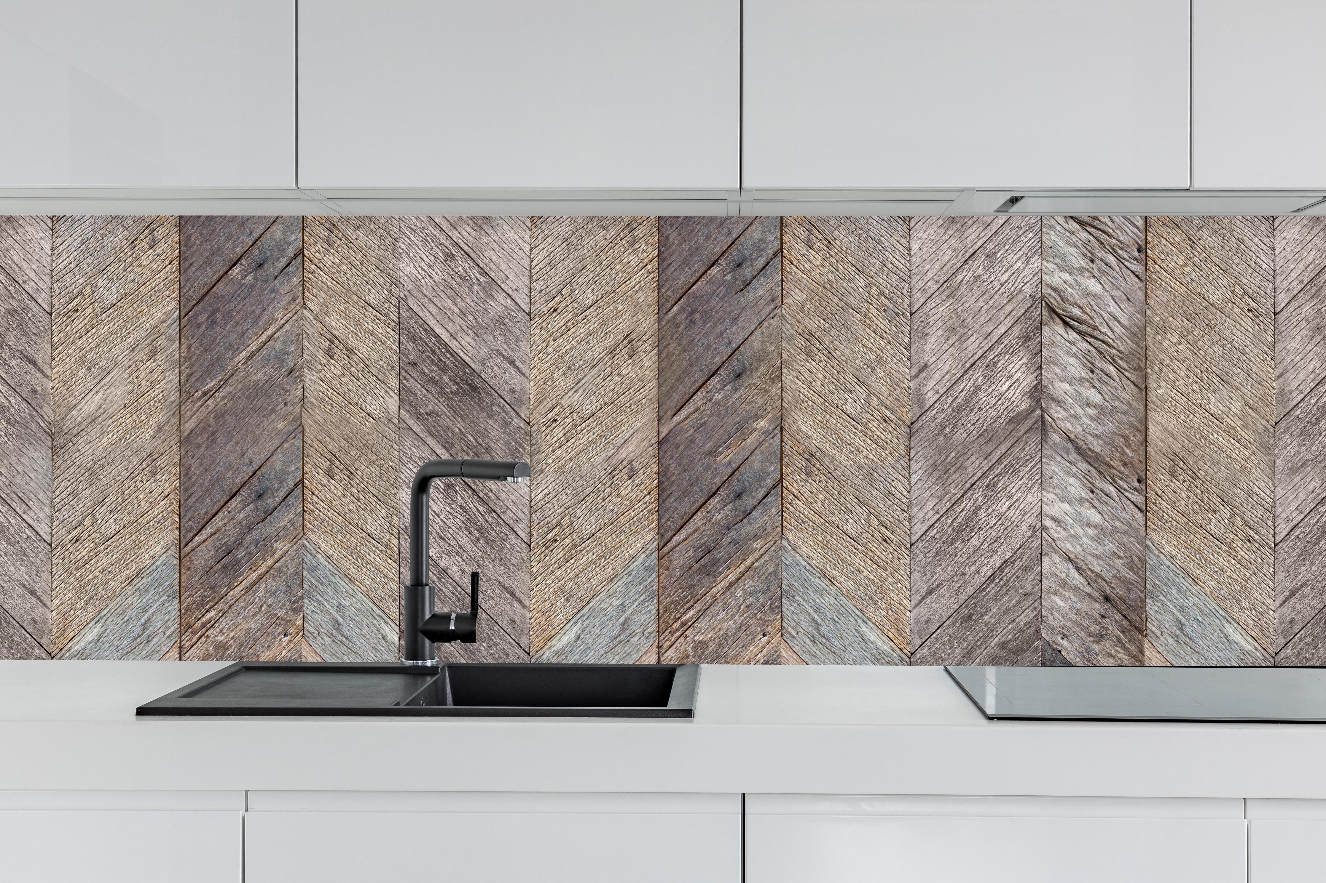 Küche - Dunkelbraun rustikalen harten Holzoberfläche hinter weißen Hochglanz-Küchenregalen und schwarzem Wasserhahn