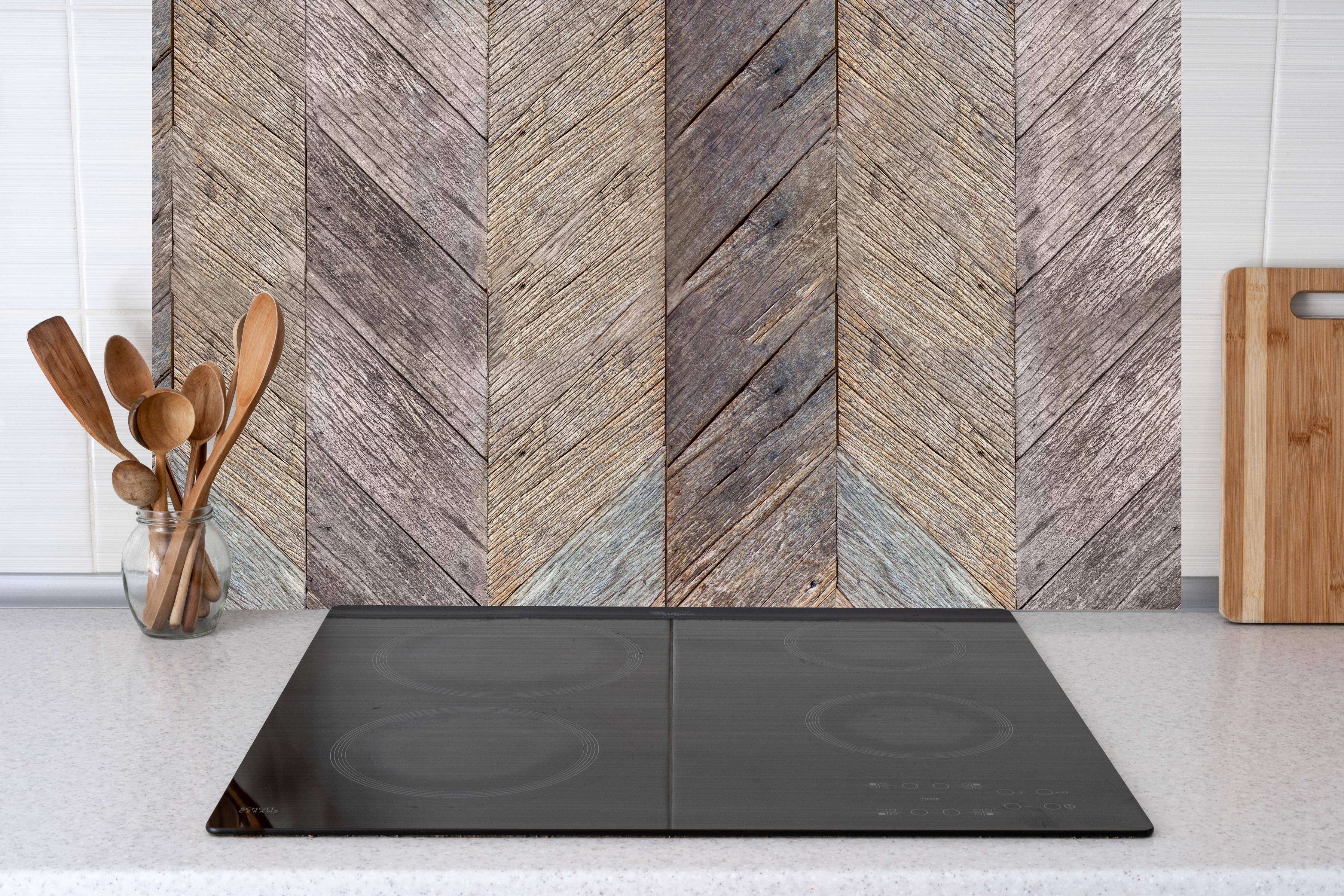 Küche - Dunkelbraun rustikalen harten Holzoberfläche hinter Cerankochfeld und Holz-Kochutensilien