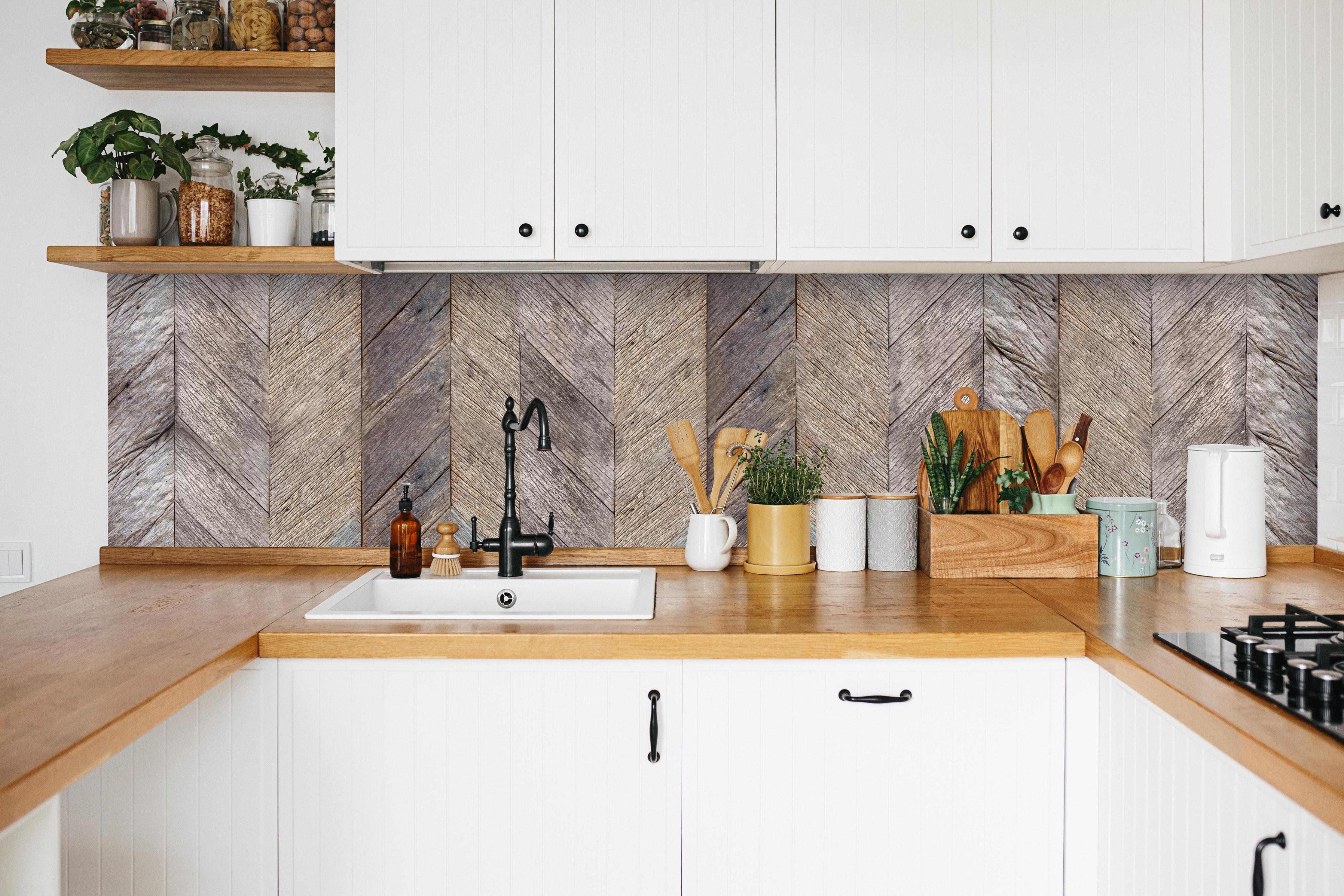 Küche - Dunkelbraun rustikalen harten Holzoberfläche in weißer Küche hinter Gewürzen und Kochlöffeln aus Holz