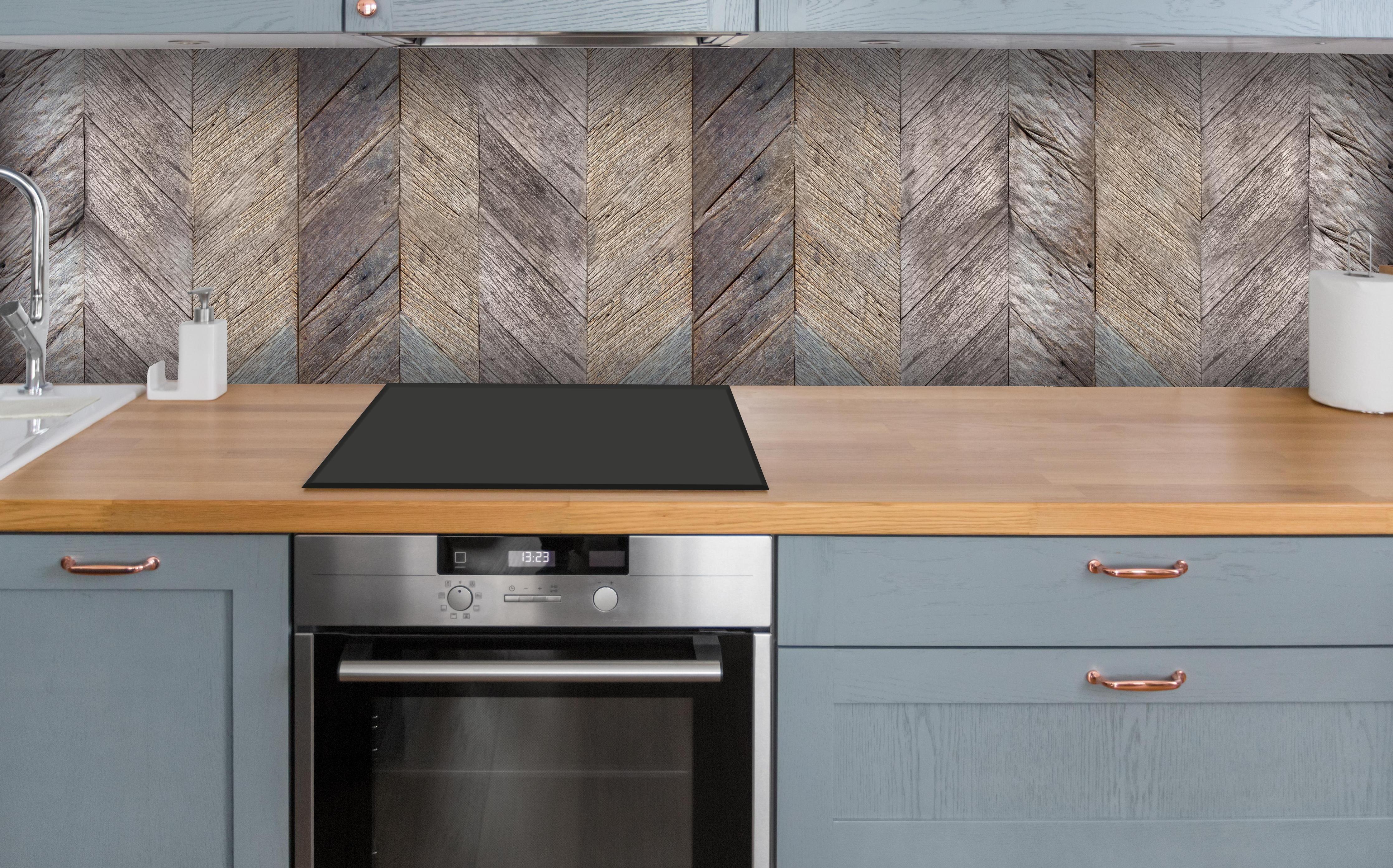 Küche - Dunkelbraun rustikalen harten Holzoberfläche über polierter Holzarbeitsplatte mit Cerankochfeld