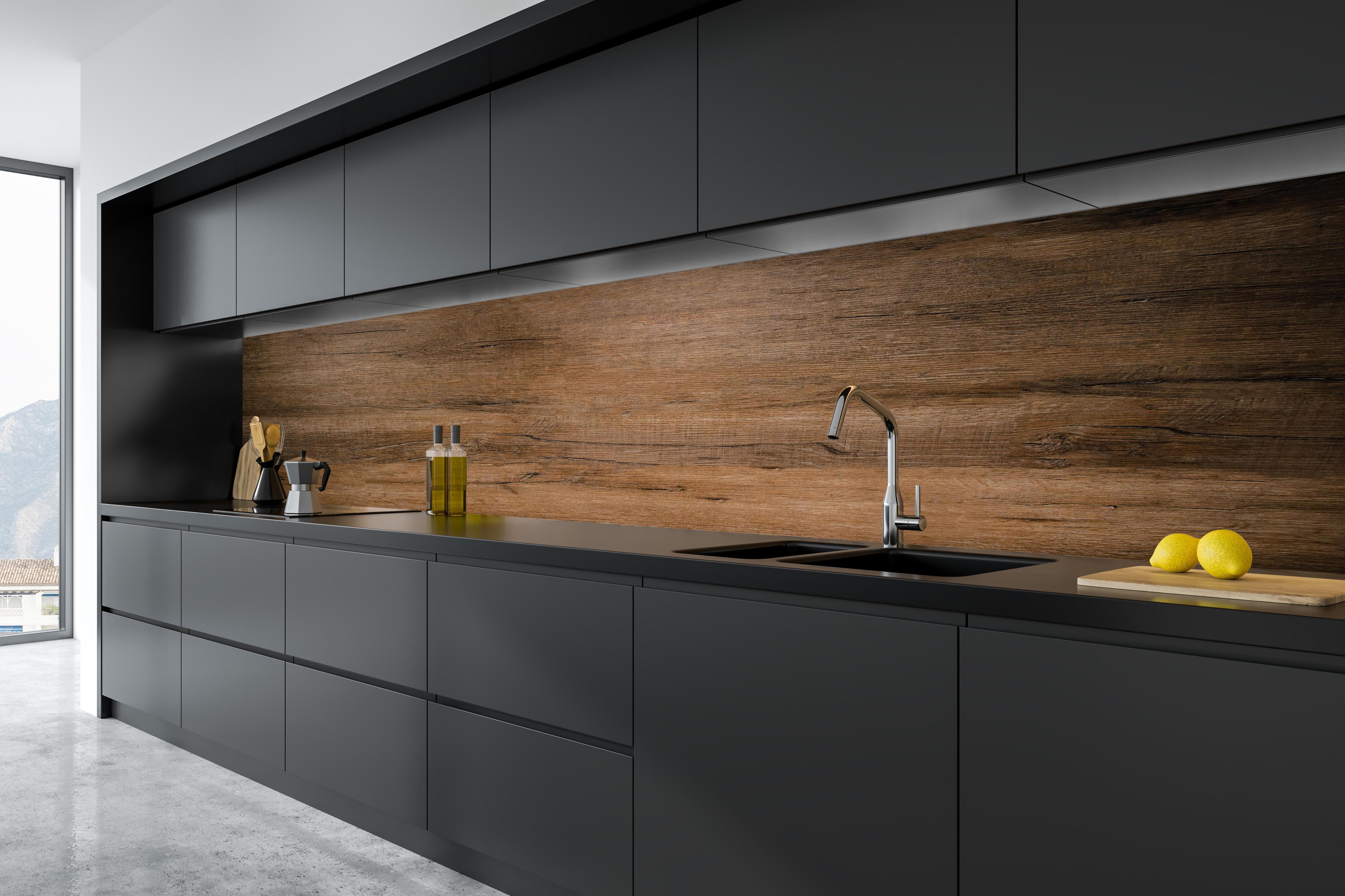 Küche - Dunkelbraune Holzplatte in tiefschwarzer matt-premium Einbauküche