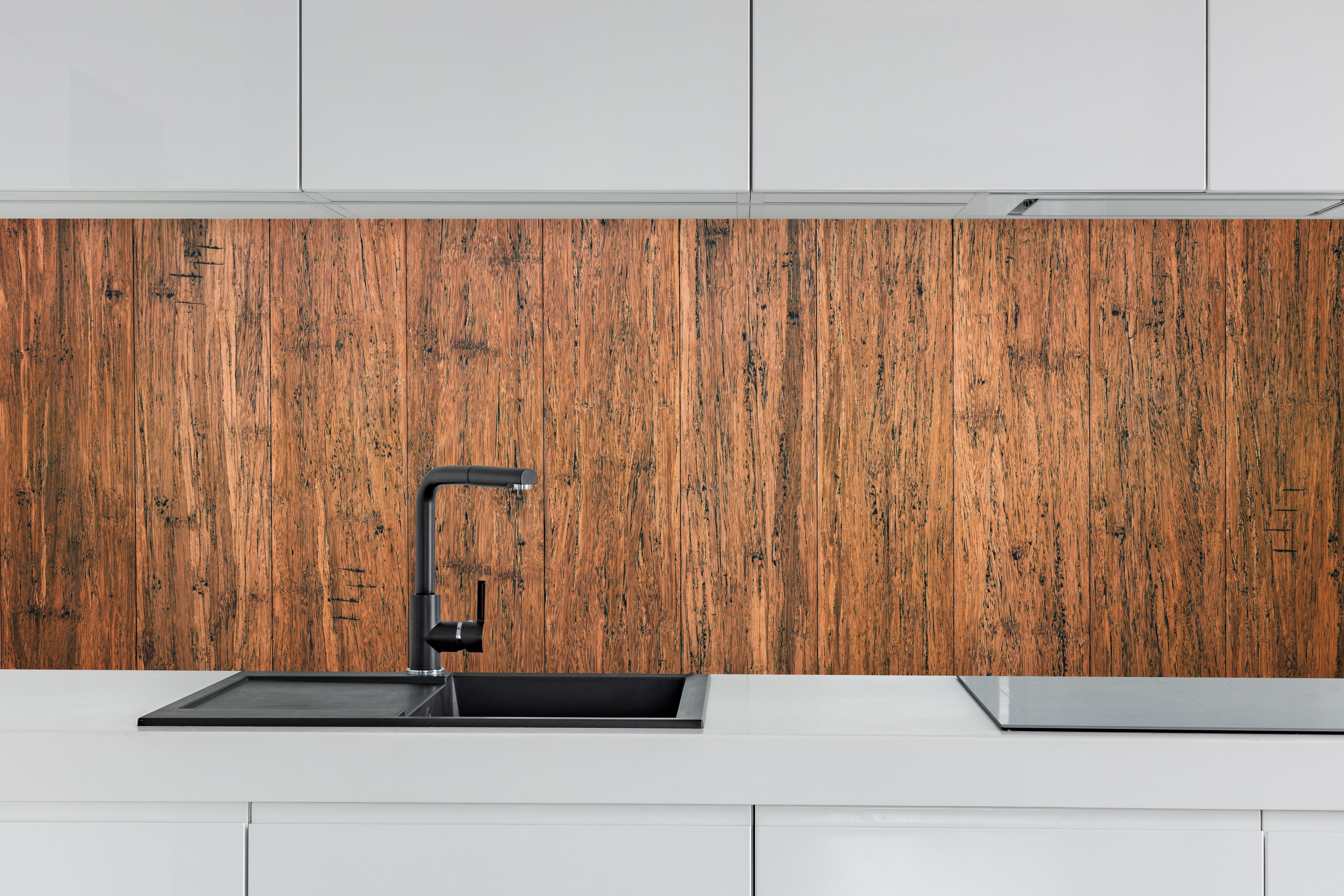 Küche - Dunkelbraunes rustikales Holzbrett hinter weißen Hochglanz-Küchenregalen und schwarzem Wasserhahn