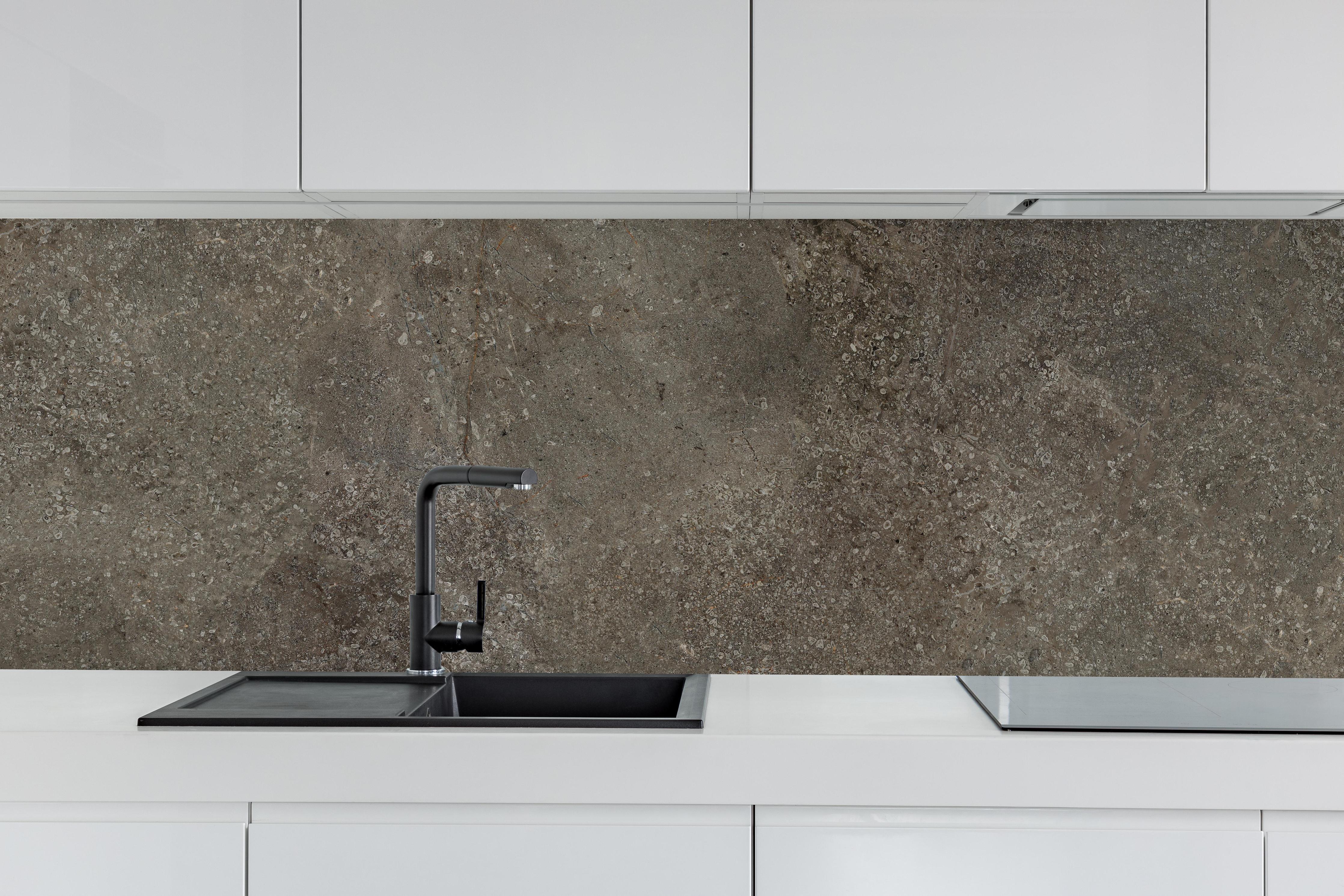 Küche - Dunkelgrauer schwarzer Schieferhintergrund hinter weißen Hochglanz-Küchenregalen und schwarzem Wasserhahn