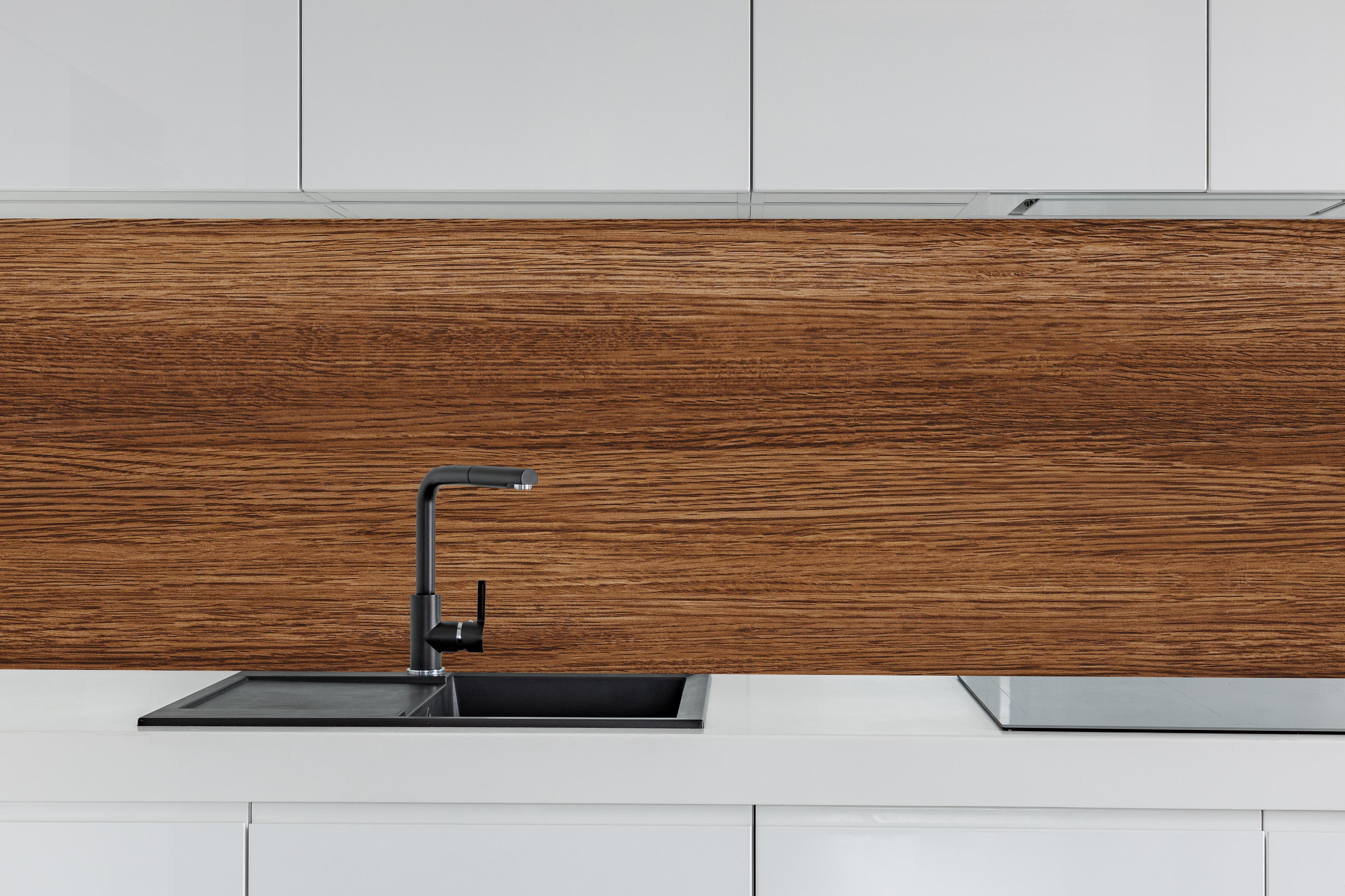 Küche - Dunkle Holzwand mit Streifenmuster hinter weißen Hochglanz-Küchenregalen und schwarzem Wasserhahn