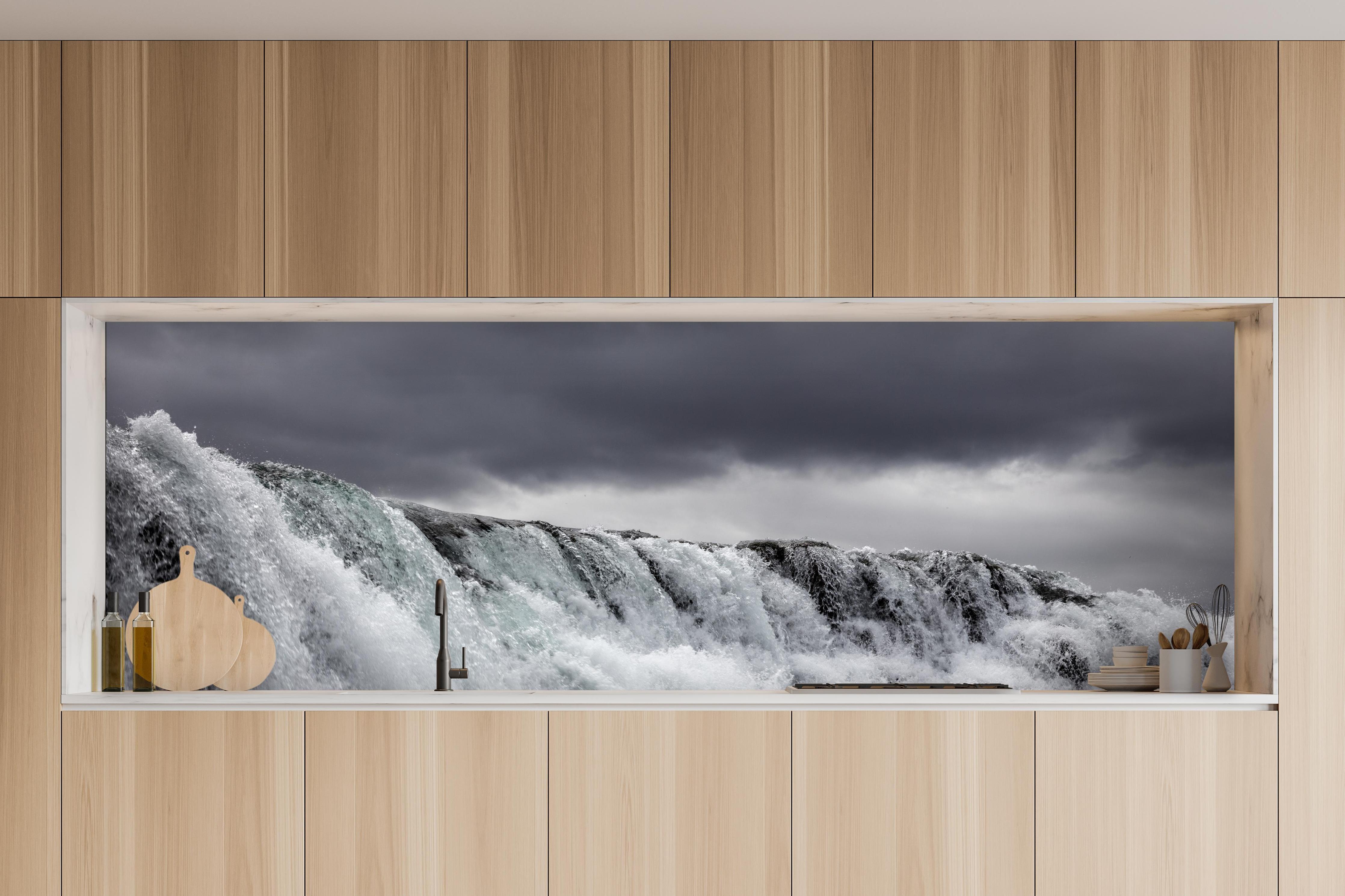 Küche - Dunkler Wasserfall in charakteristischer Vollholz-Küche mit modernem Gasherd