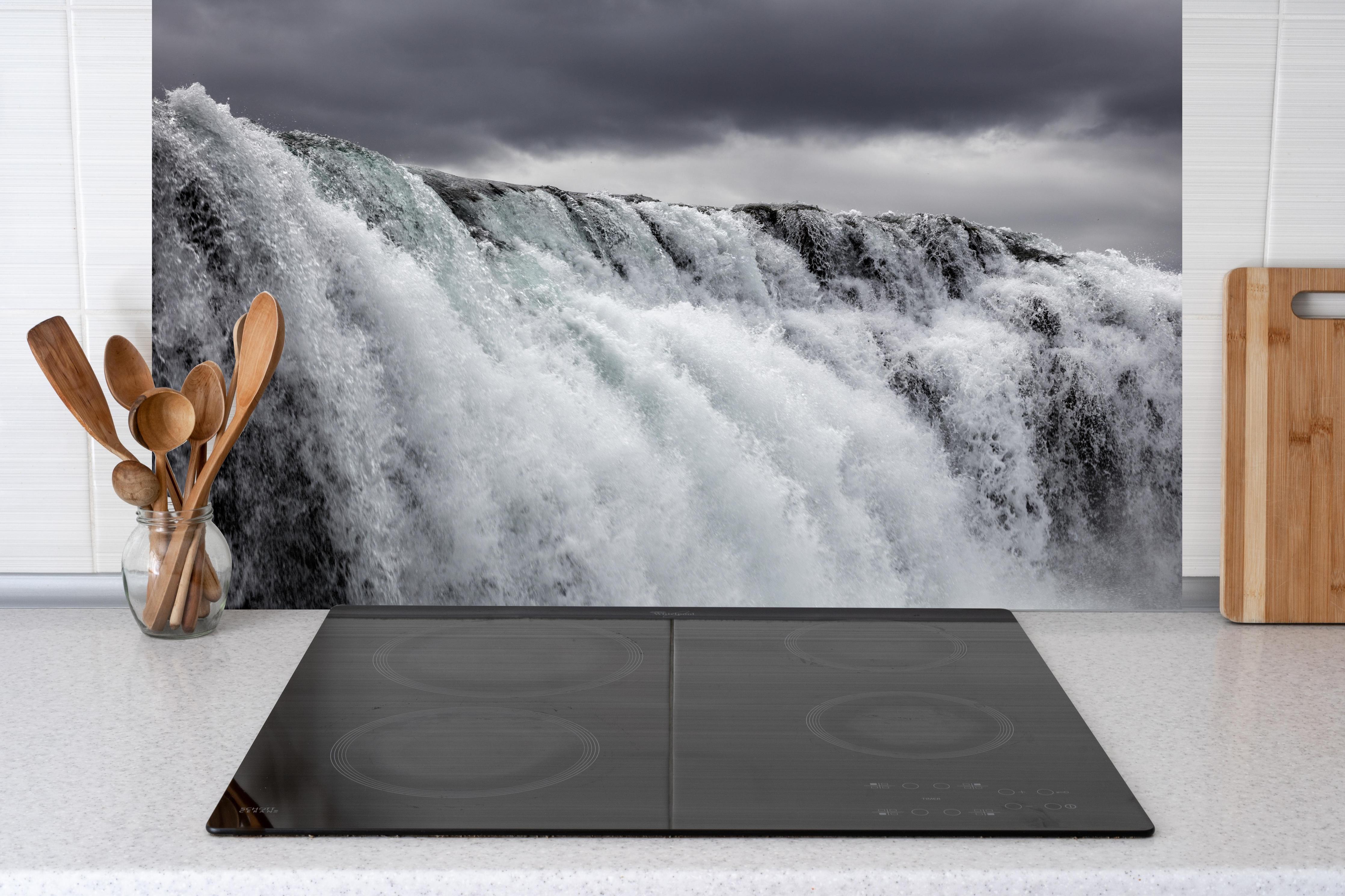 Küche - Dunkler Wasserfall hinter Cerankochfeld und Holz-Kochutensilien