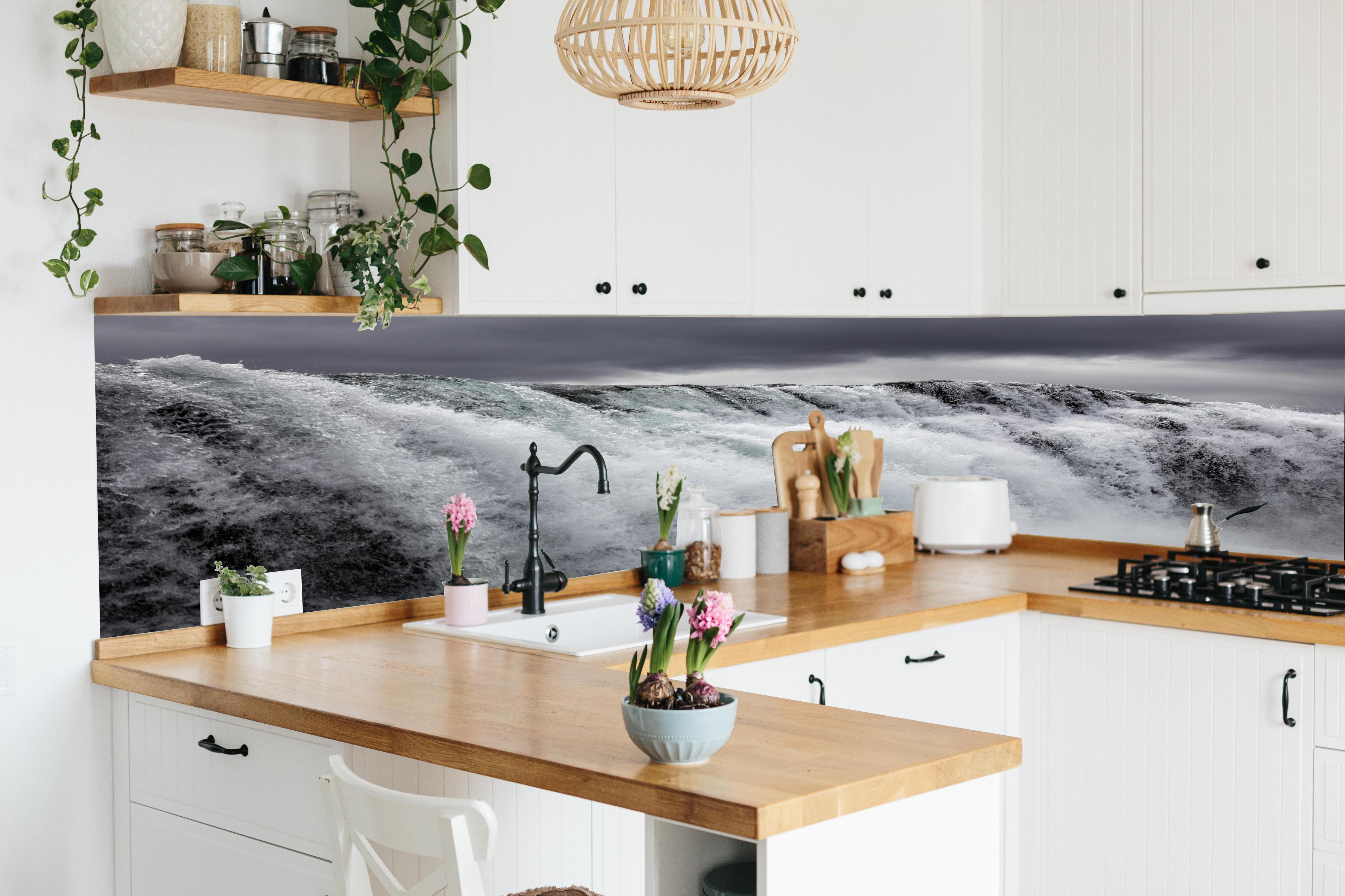 Küche - Dunkler Wasserfall in lebendiger Küche mit bunten Blumen