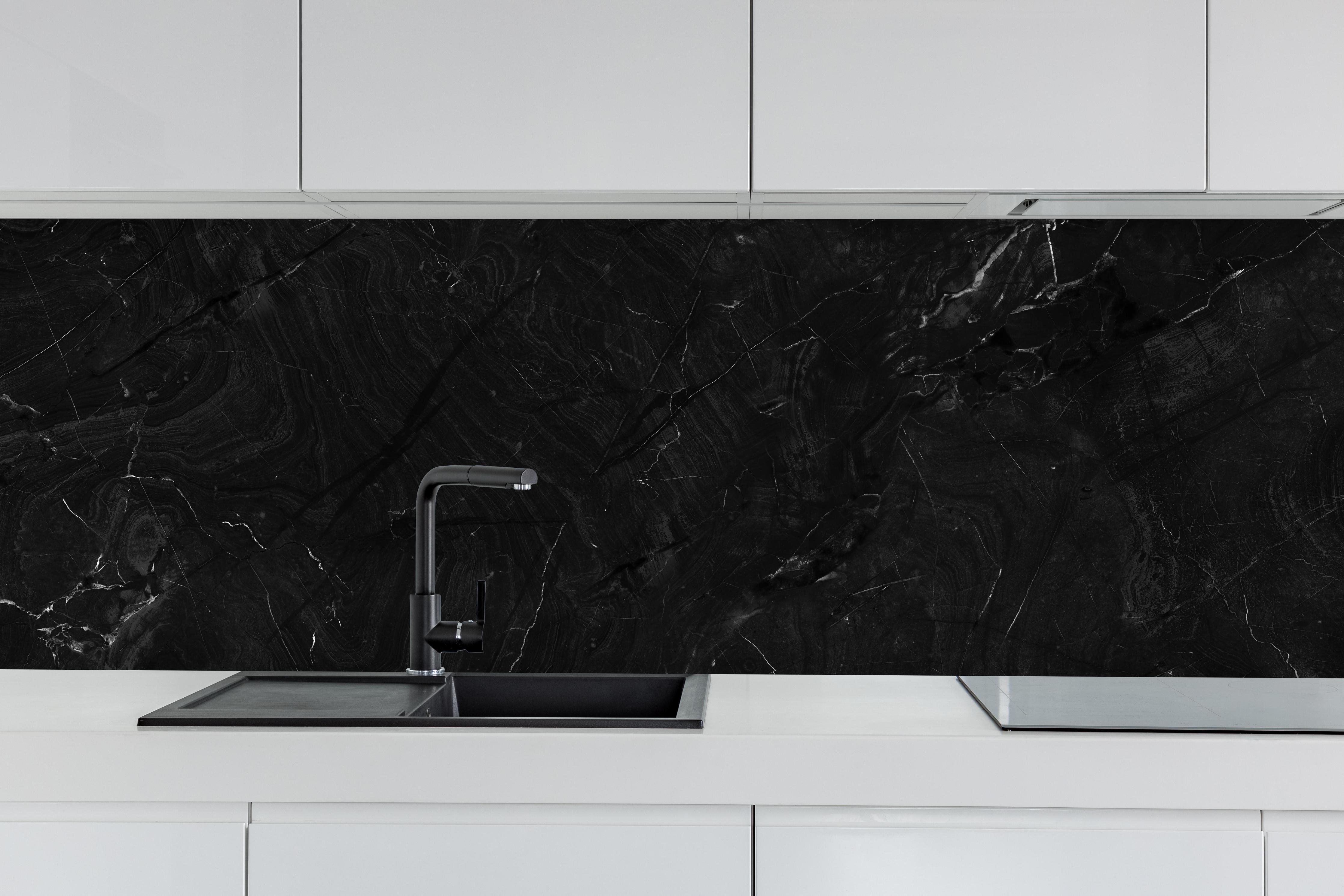 Küche - Eleganter schwarzer Marmor hinter weißen Hochglanz-Küchenregalen und schwarzem Wasserhahn