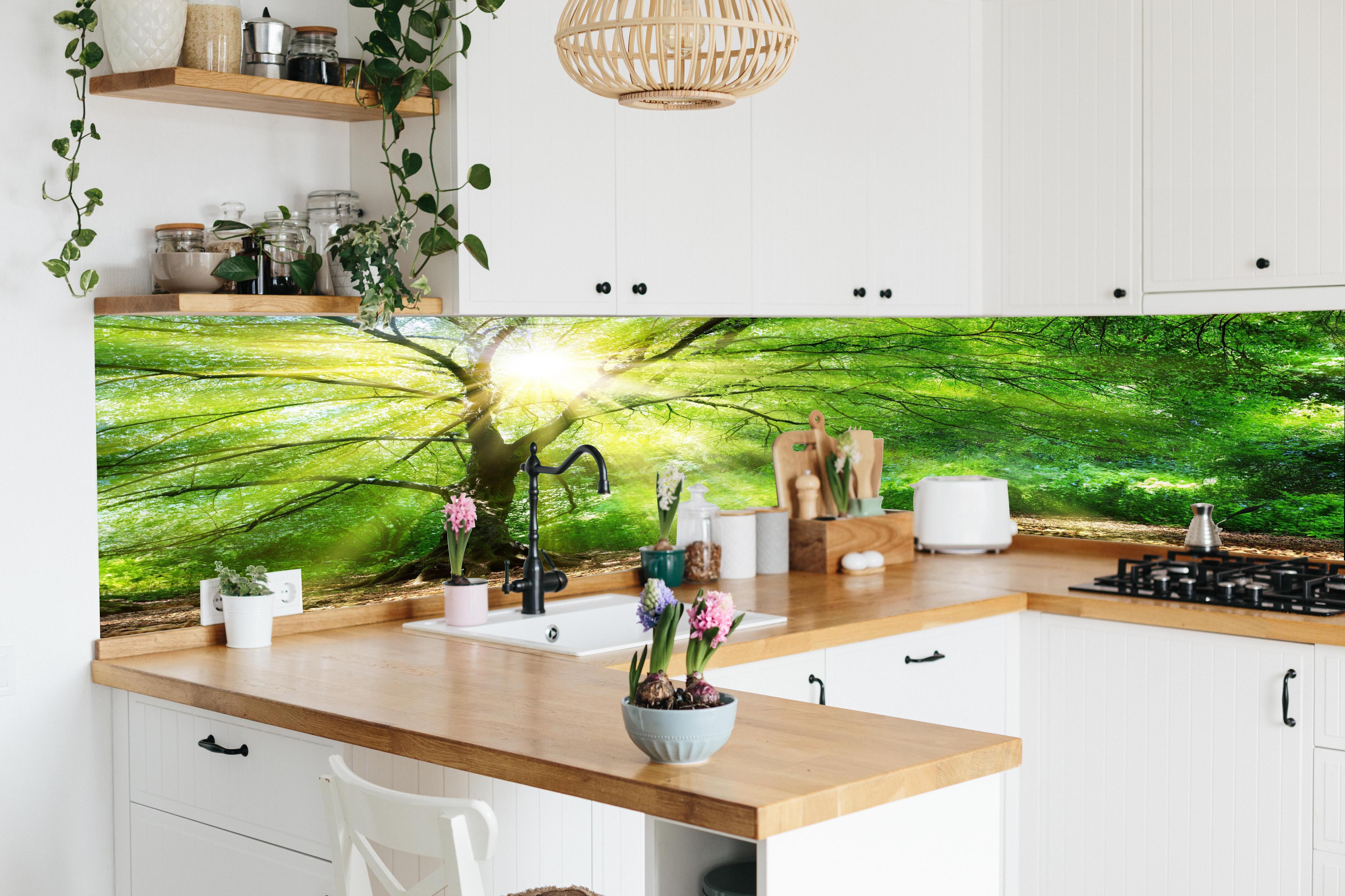 Küche - Energiegeladener Wald in lebendiger Küche mit bunten Blumen