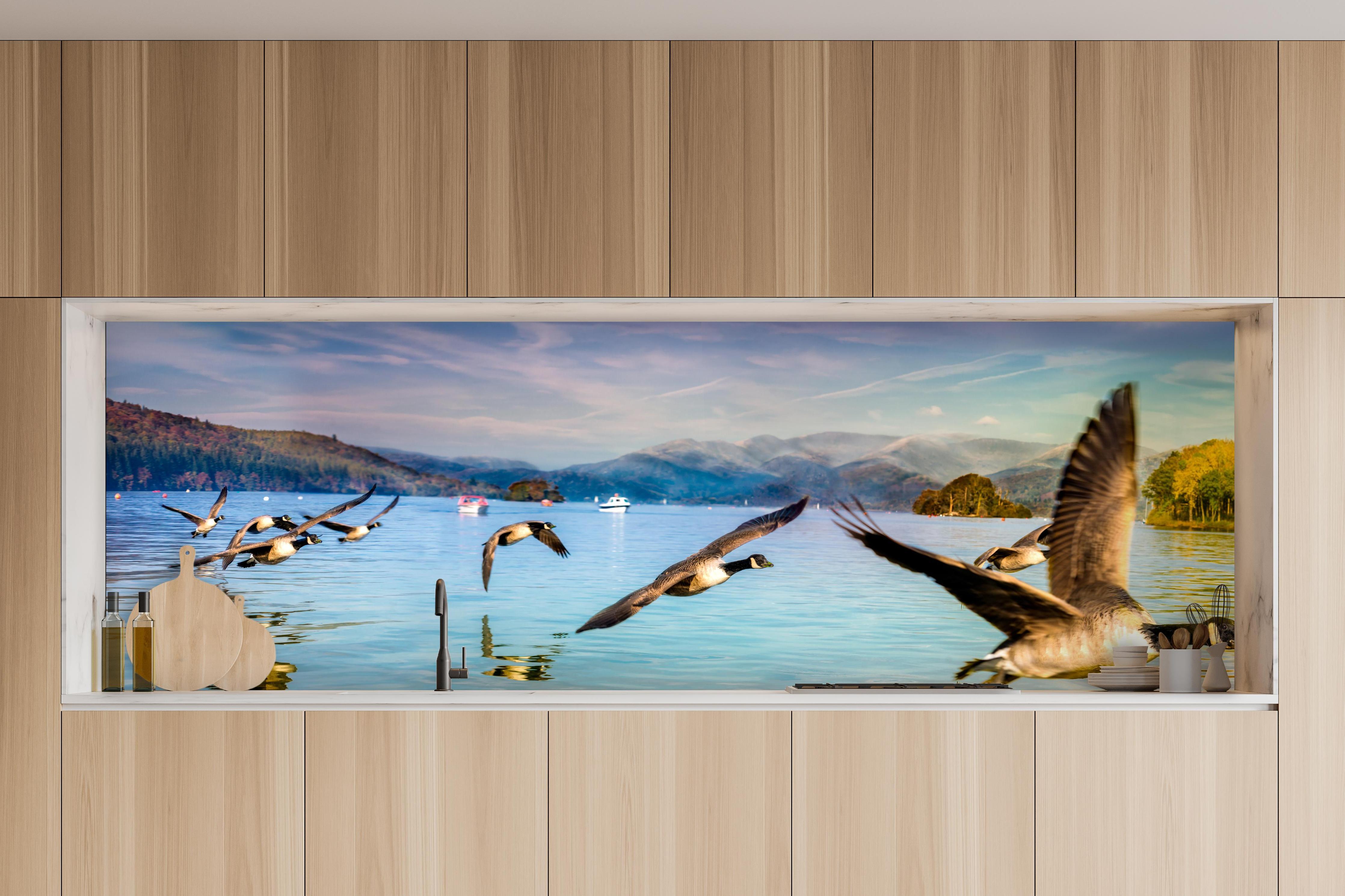 Küche - Entenschwarm am Lake Windermere in charakteristischer Vollholz-Küche mit modernem Gasherd