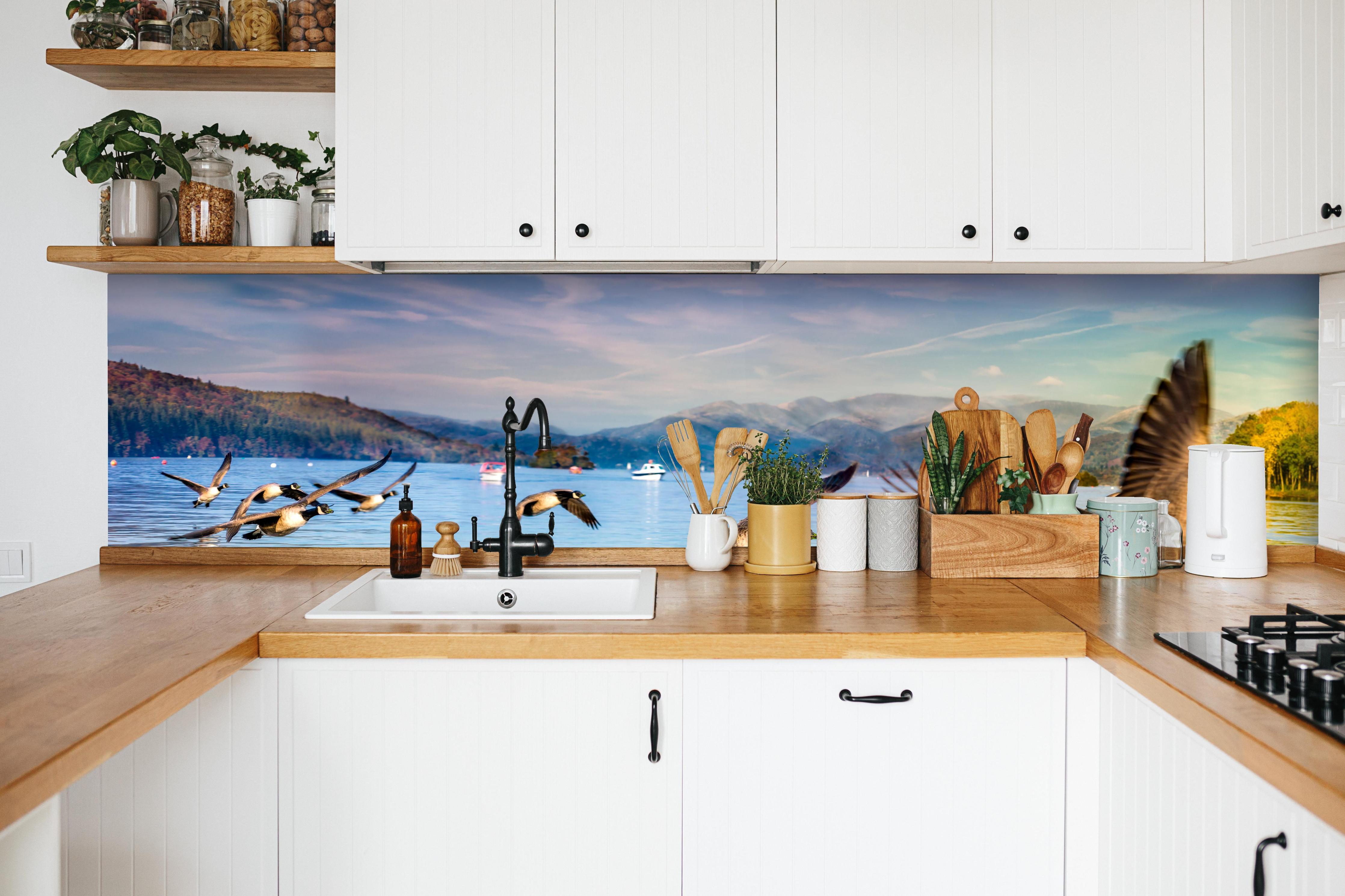 Küche - Entenschwarm am Lake Windermere in weißer Küche hinter Gewürzen und Kochlöffeln aus Holz