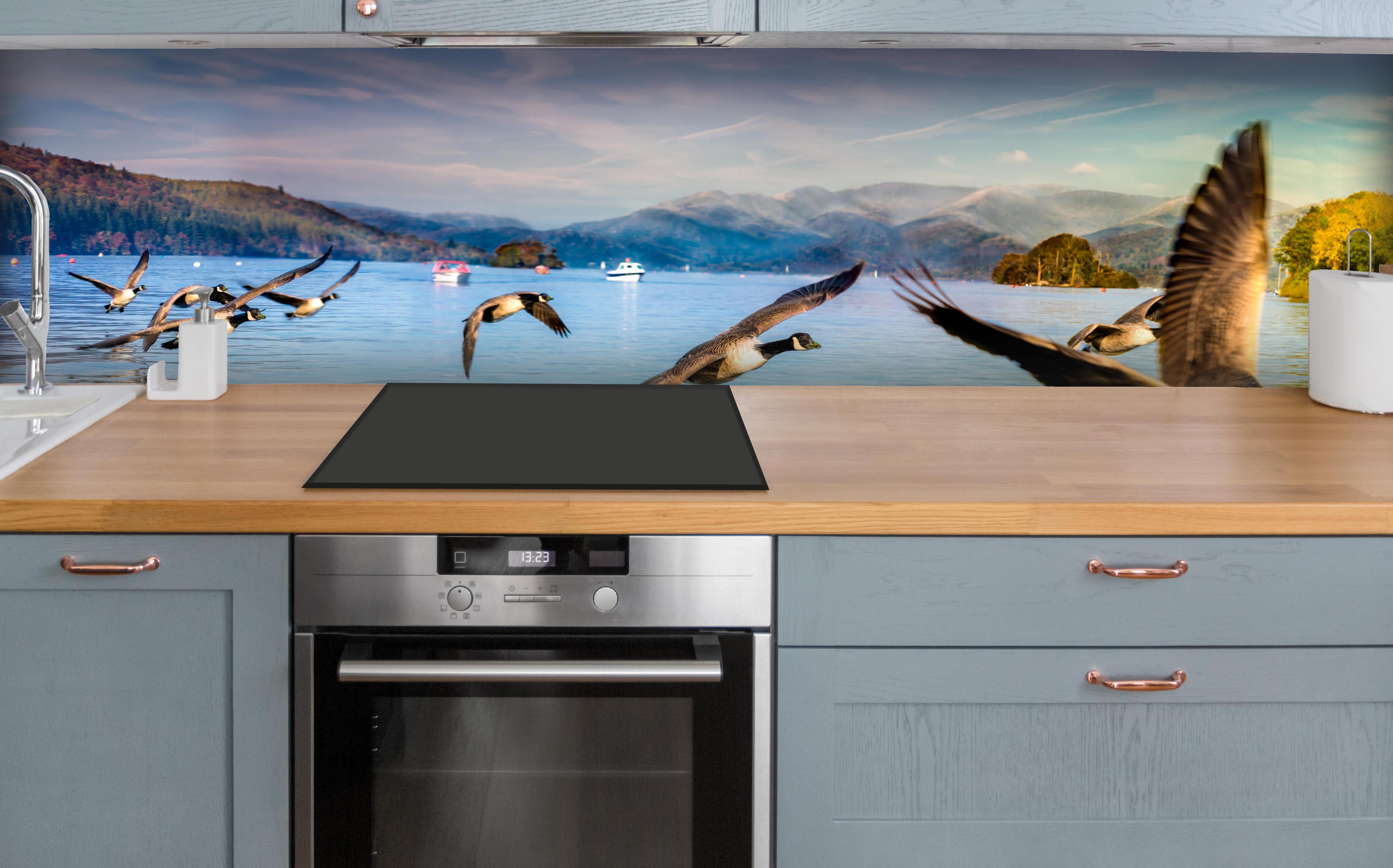 Küche - Entenschwarm am Lake Windermere über polierter Holzarbeitsplatte mit Cerankochfeld