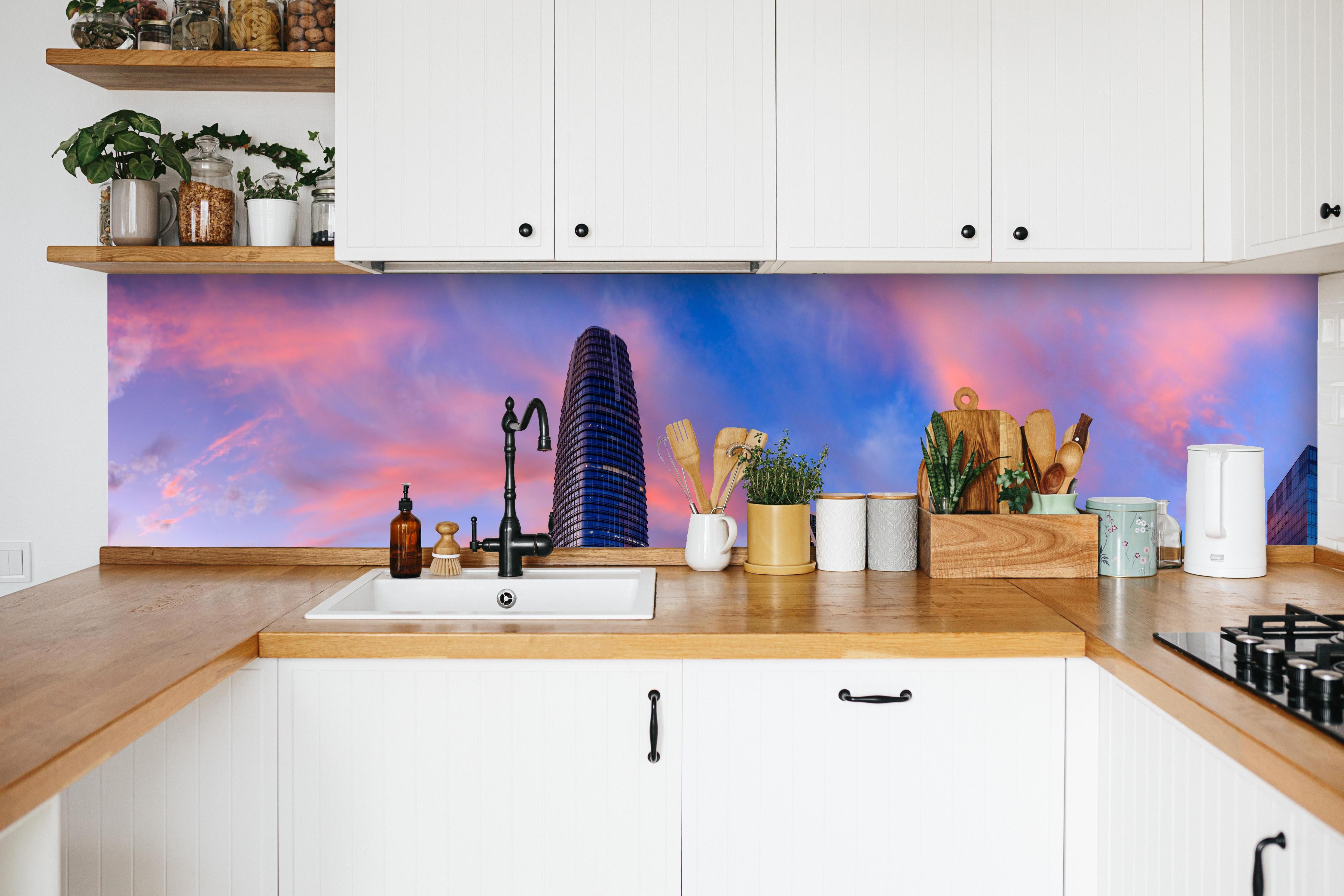 Küche - Epischer Sonnenuntergang über San Francisco in weißer Küche hinter Gewürzen und Kochlöffeln aus Holz