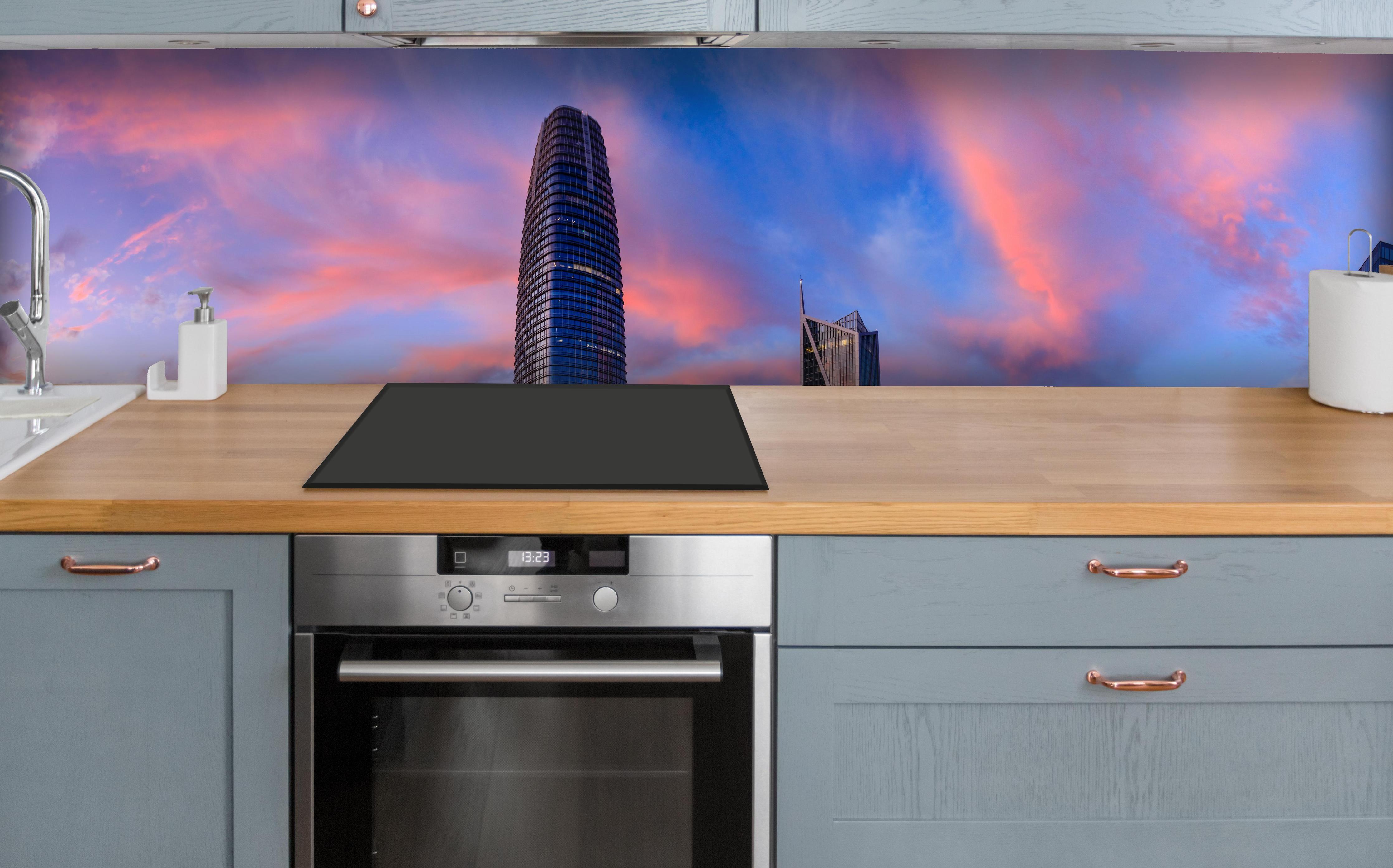 Küche - Epischer Sonnenuntergang über San Francisco über polierter Holzarbeitsplatte mit Cerankochfeld