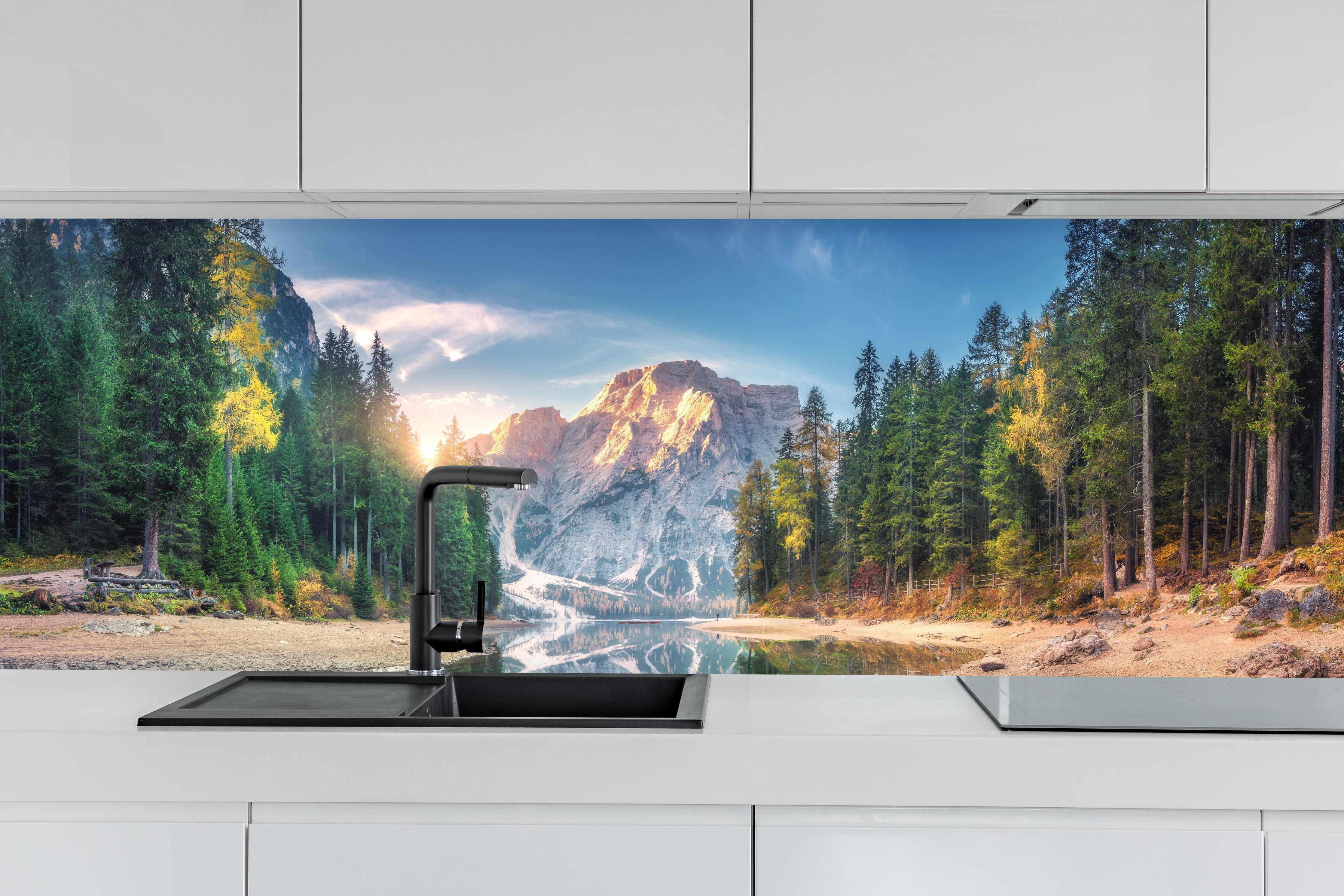Küche - Erstaunlicher Pragser Wildsee bei Sonnenaufgang hinter weißen Hochglanz-Küchenregalen und schwarzem Wasserhahn