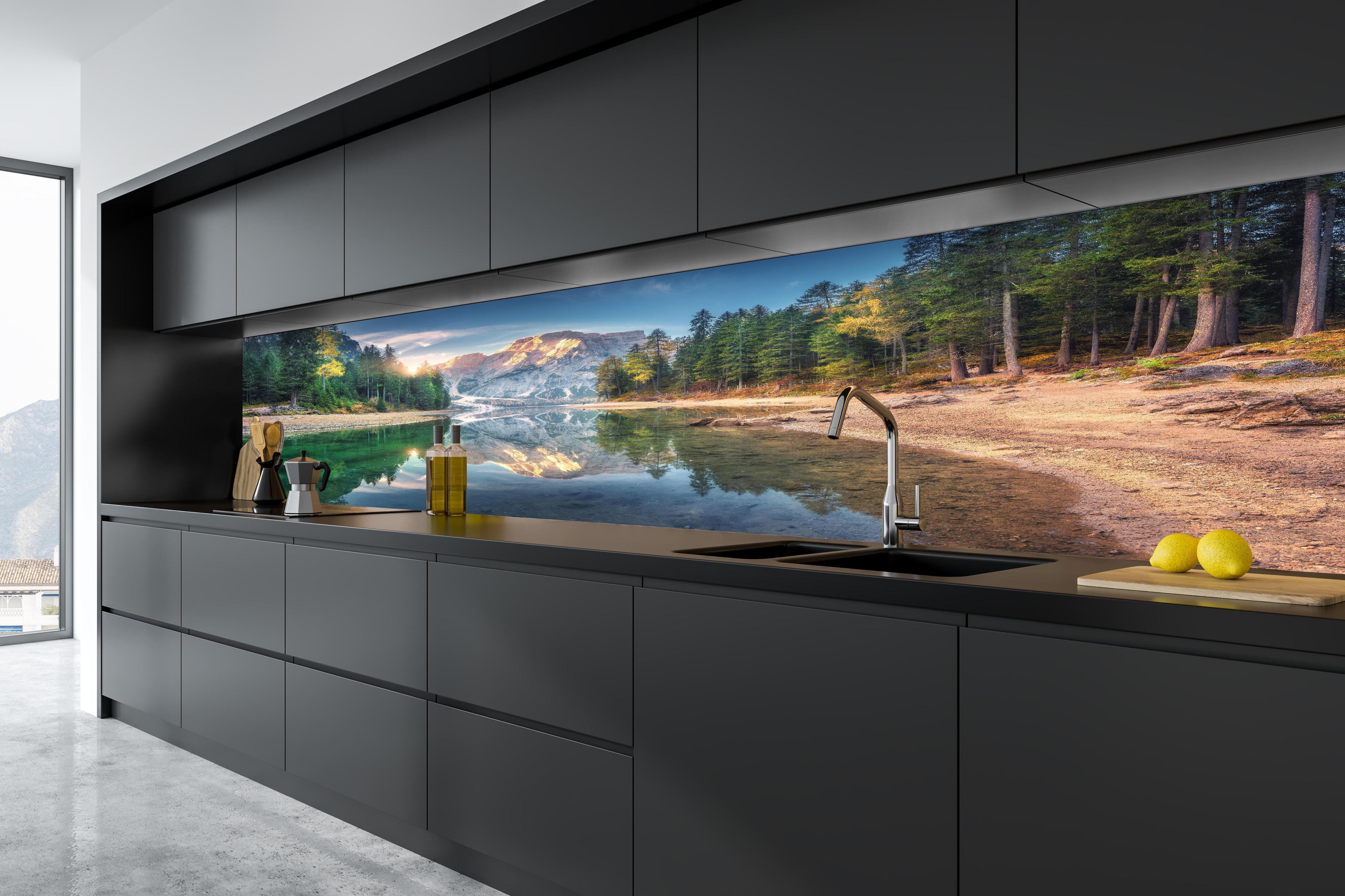 Küche - Erstaunlicher Pragser Wildsee bei Sonnenaufgang in tiefschwarzer matt-premium Einbauküche