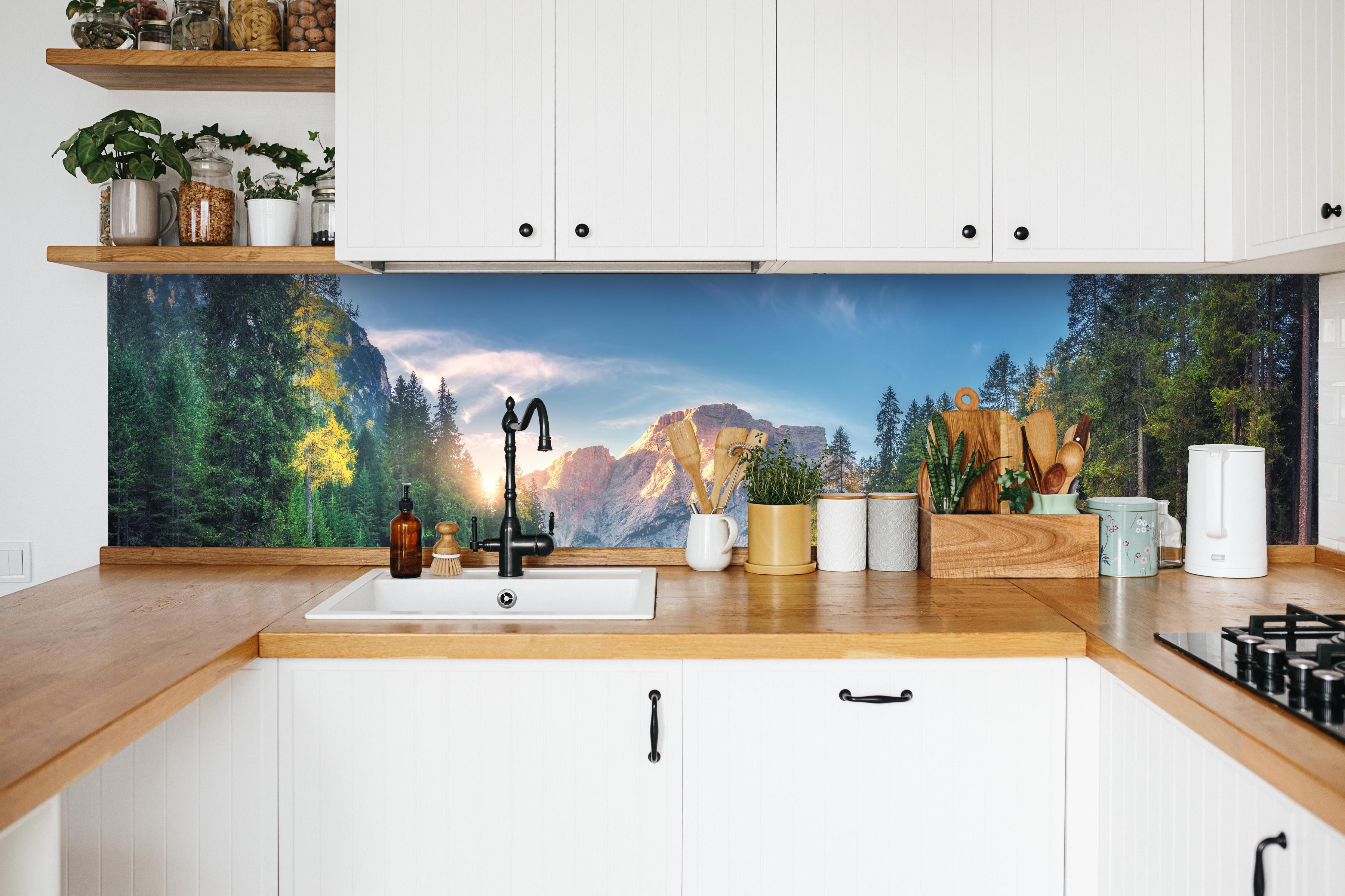 Küche - Erstaunlicher Pragser Wildsee bei Sonnenaufgang in weißer Küche hinter Gewürzen und Kochlöffeln aus Holz