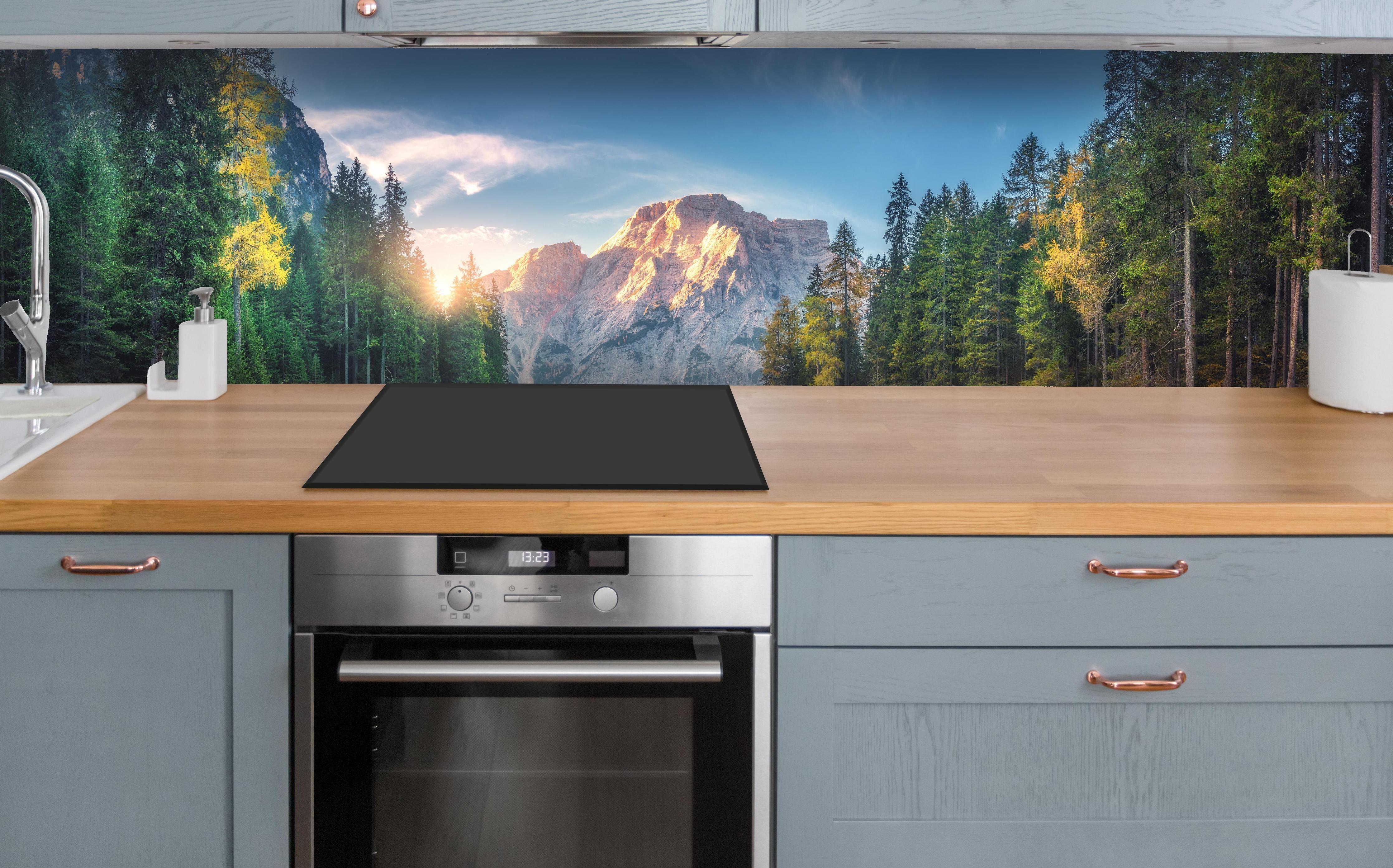 Küche - Erstaunlicher Pragser Wildsee bei Sonnenaufgang über polierter Holzarbeitsplatte mit Cerankochfeld