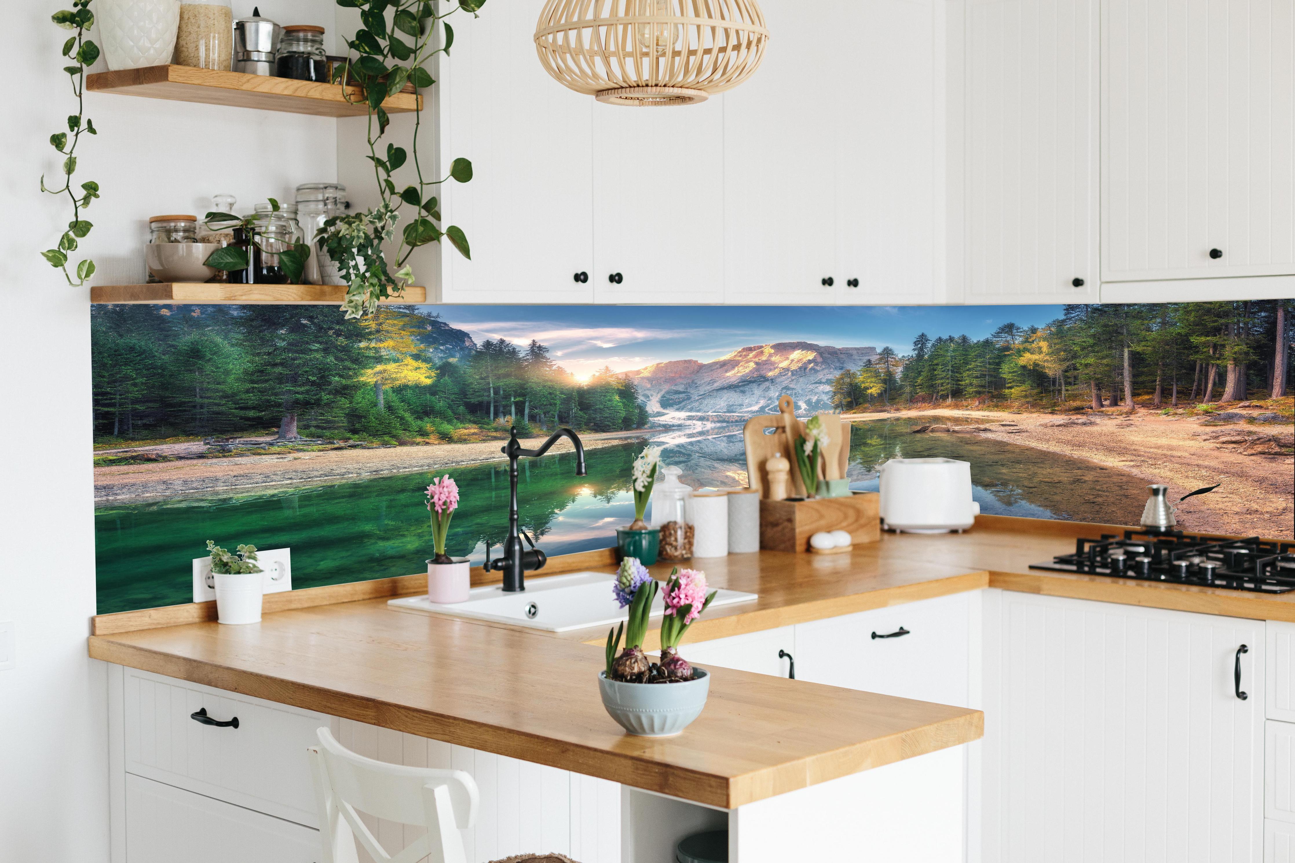 Küche - Erstaunlicher Pragser Wildsee bei Sonnenaufgang in lebendiger Küche mit bunten Blumen