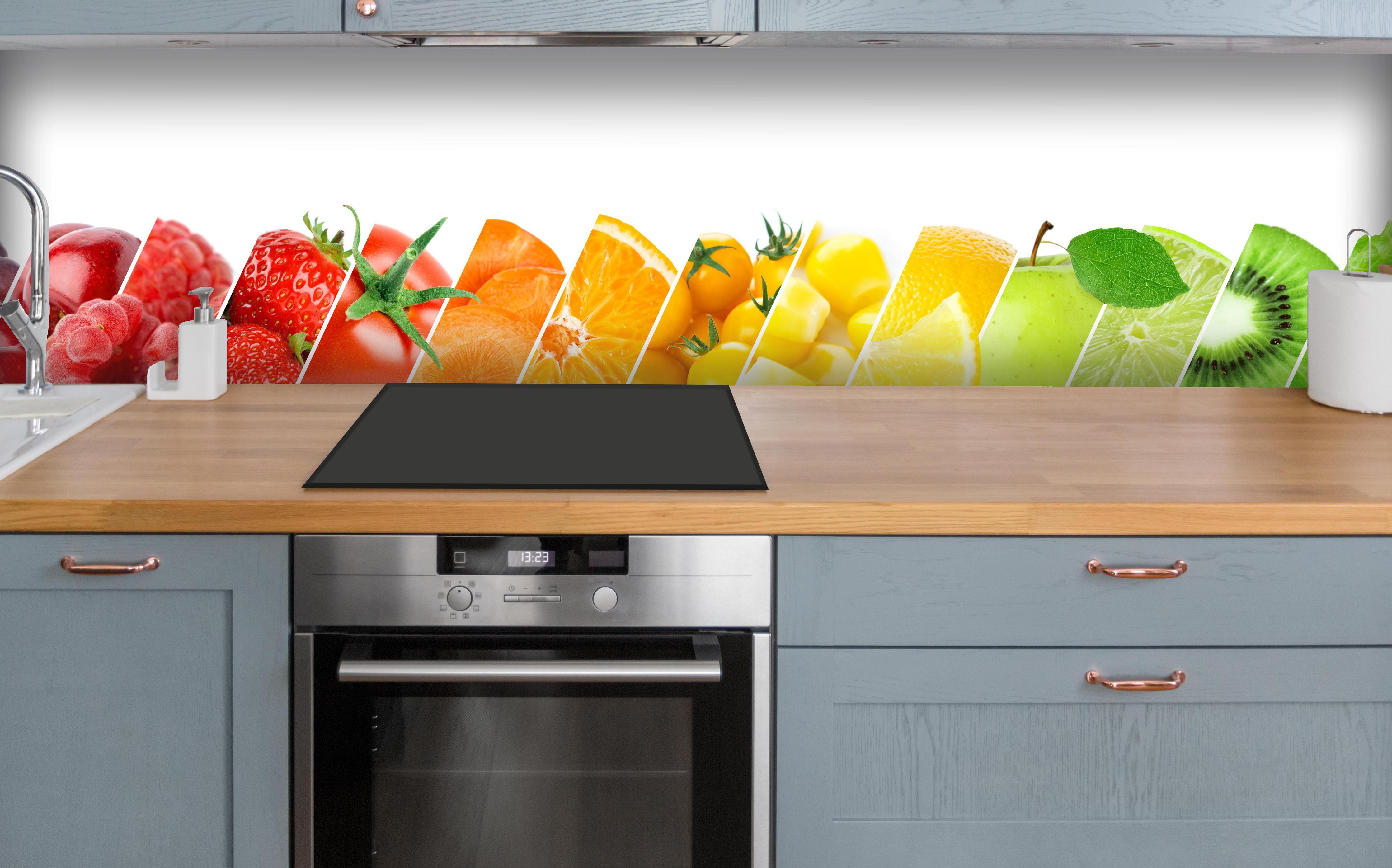 Küche - Frische Lebensmittel über polierter Holzarbeitsplatte mit Cerankochfeld