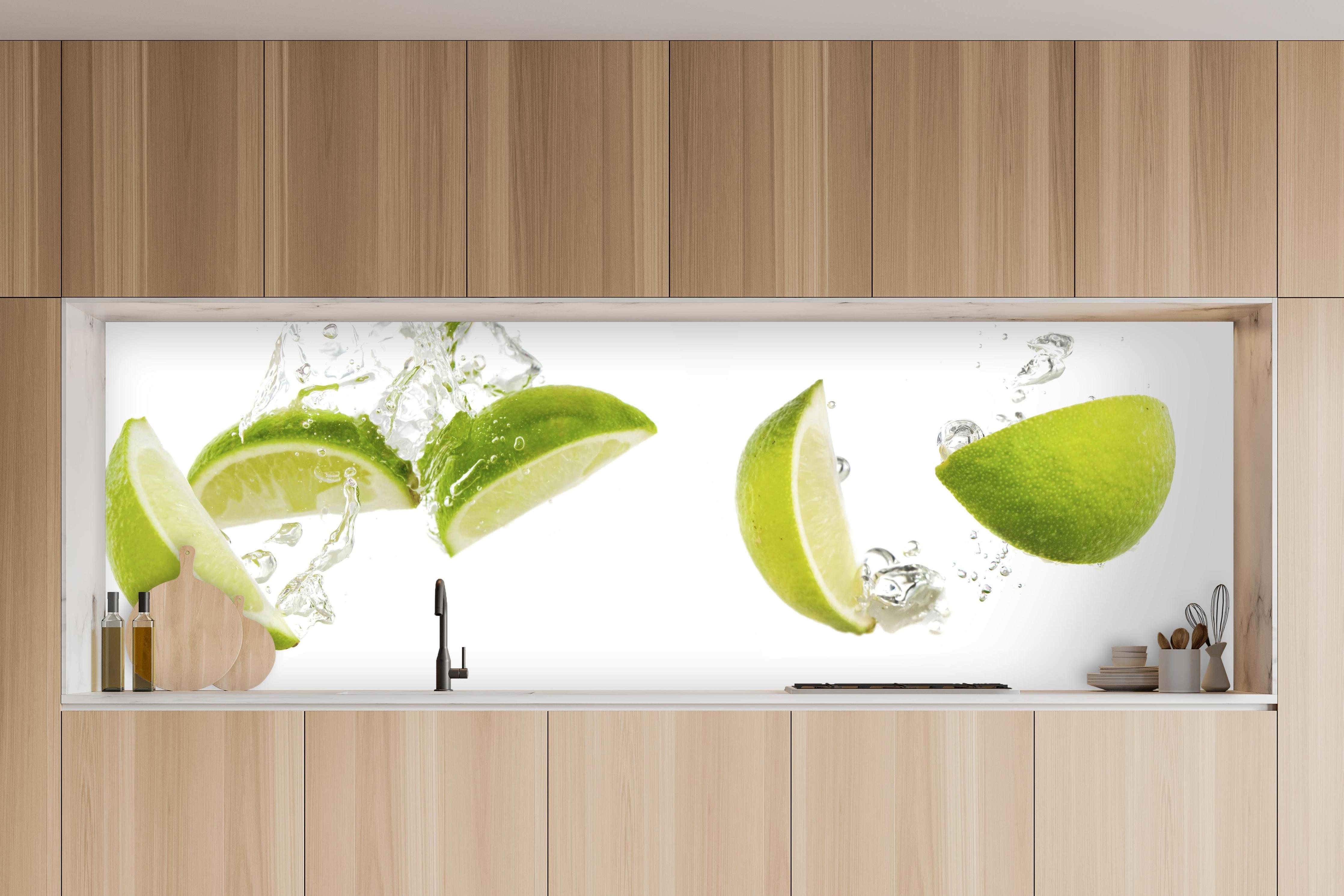 Küche - Frische Limette in Wasser in charakteristischer Vollholz-Küche mit modernem Gasherd