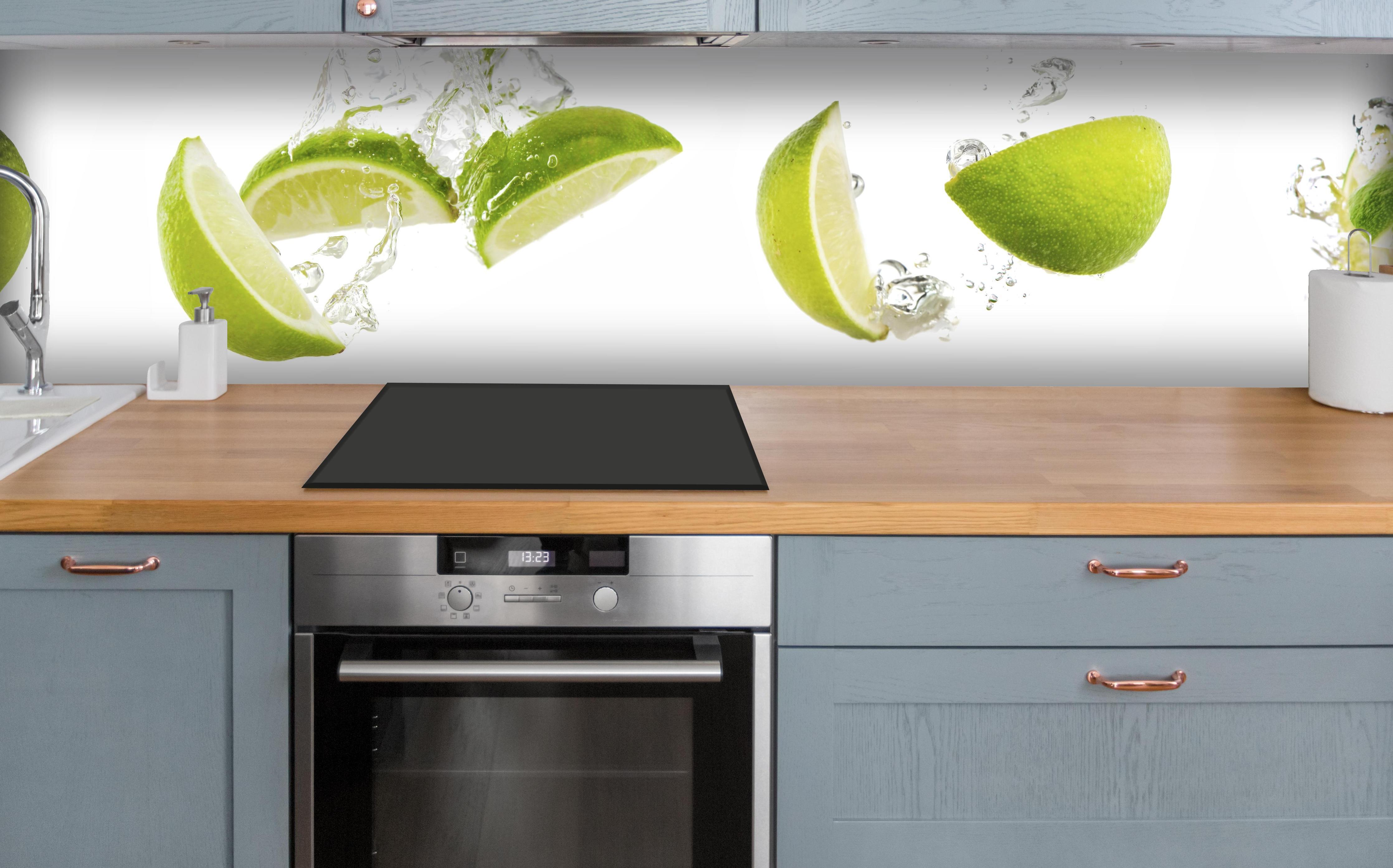 Küche - Frische Limette in Wasser über polierter Holzarbeitsplatte mit Cerankochfeld
