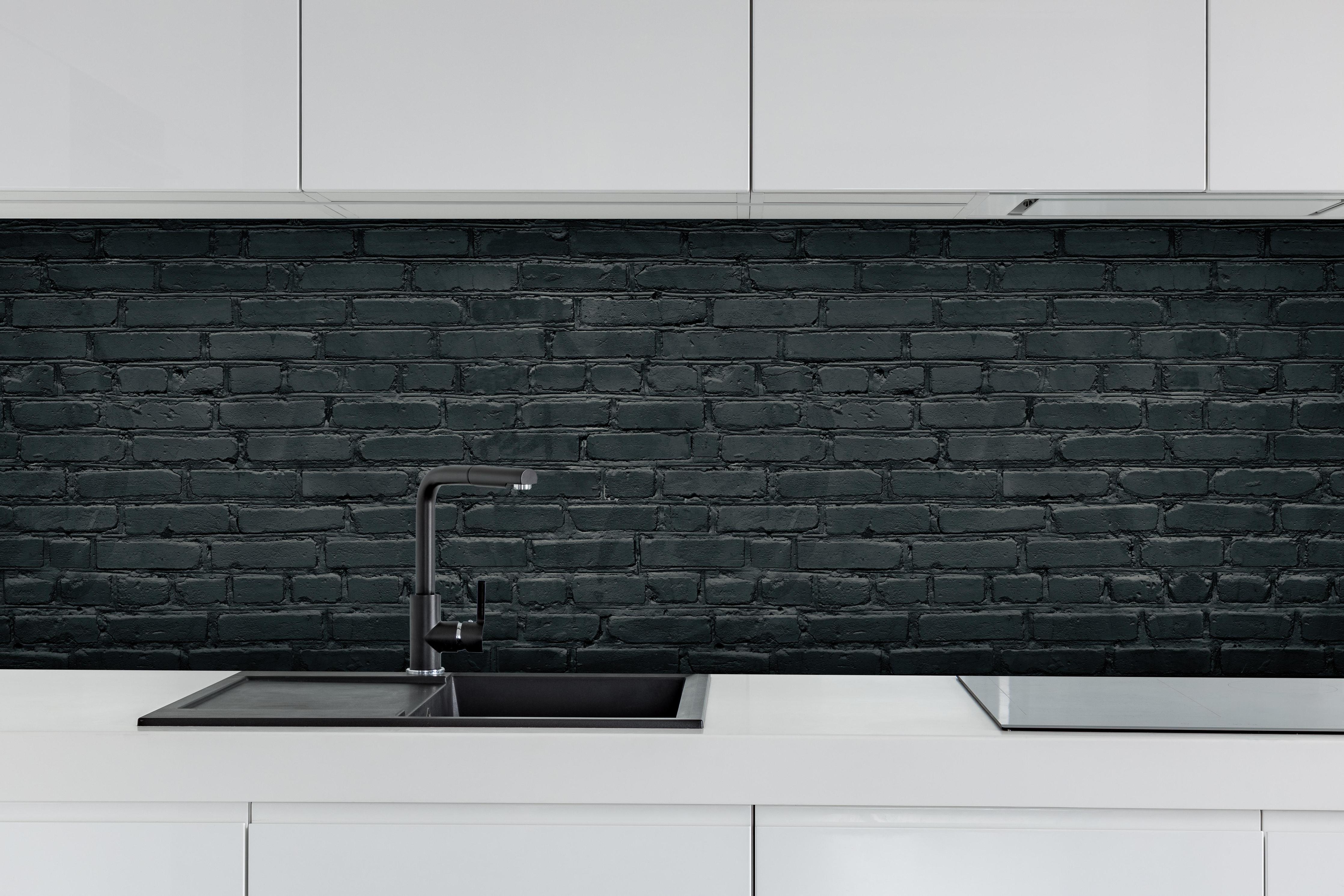 Küche - Gealtertes dunkles Mauerwerk hinter weißen Hochglanz-Küchenregalen und schwarzem Wasserhahn