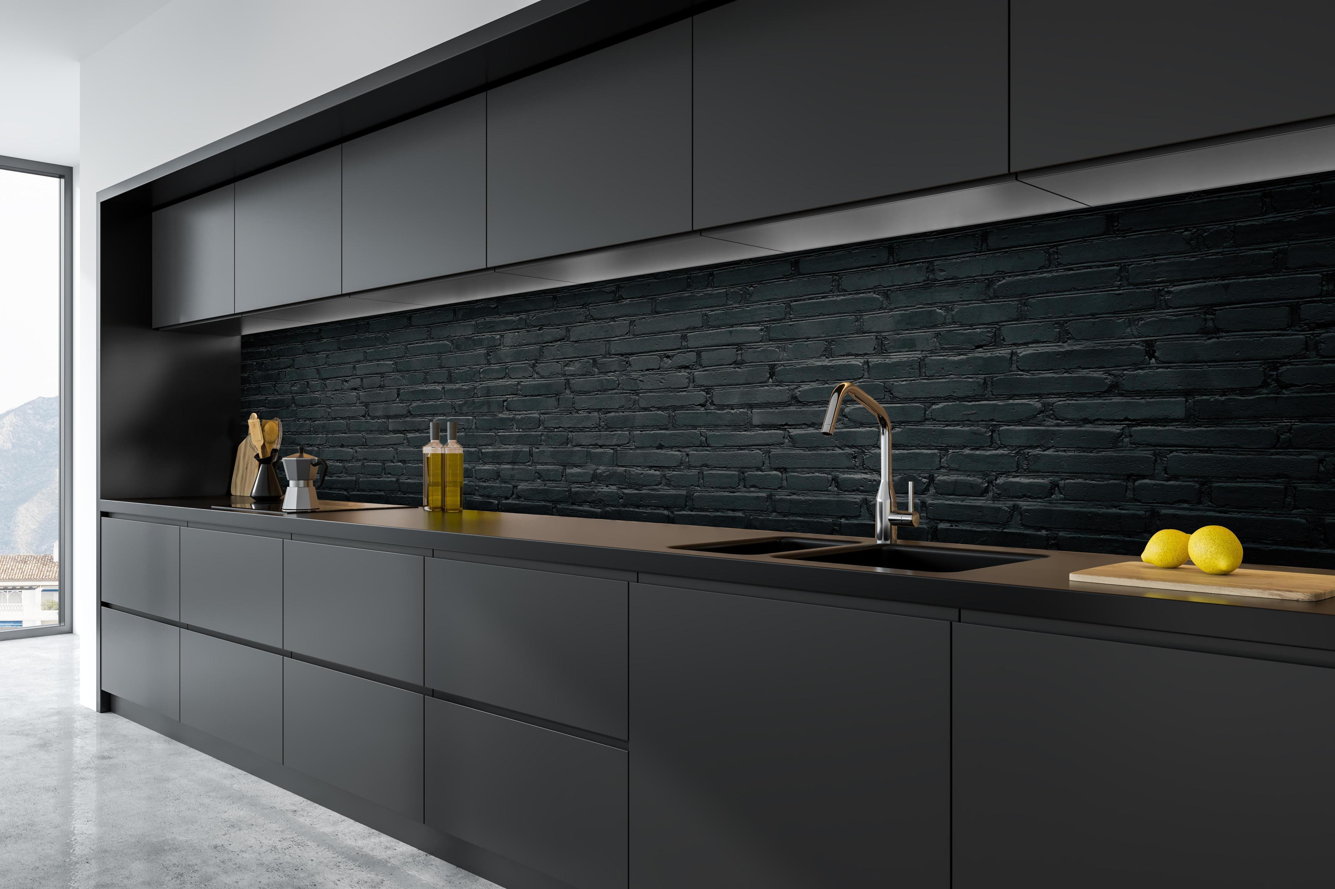 Küche - Gealtertes dunkles Mauerwerk in tiefschwarzer matt-premium Einbauküche