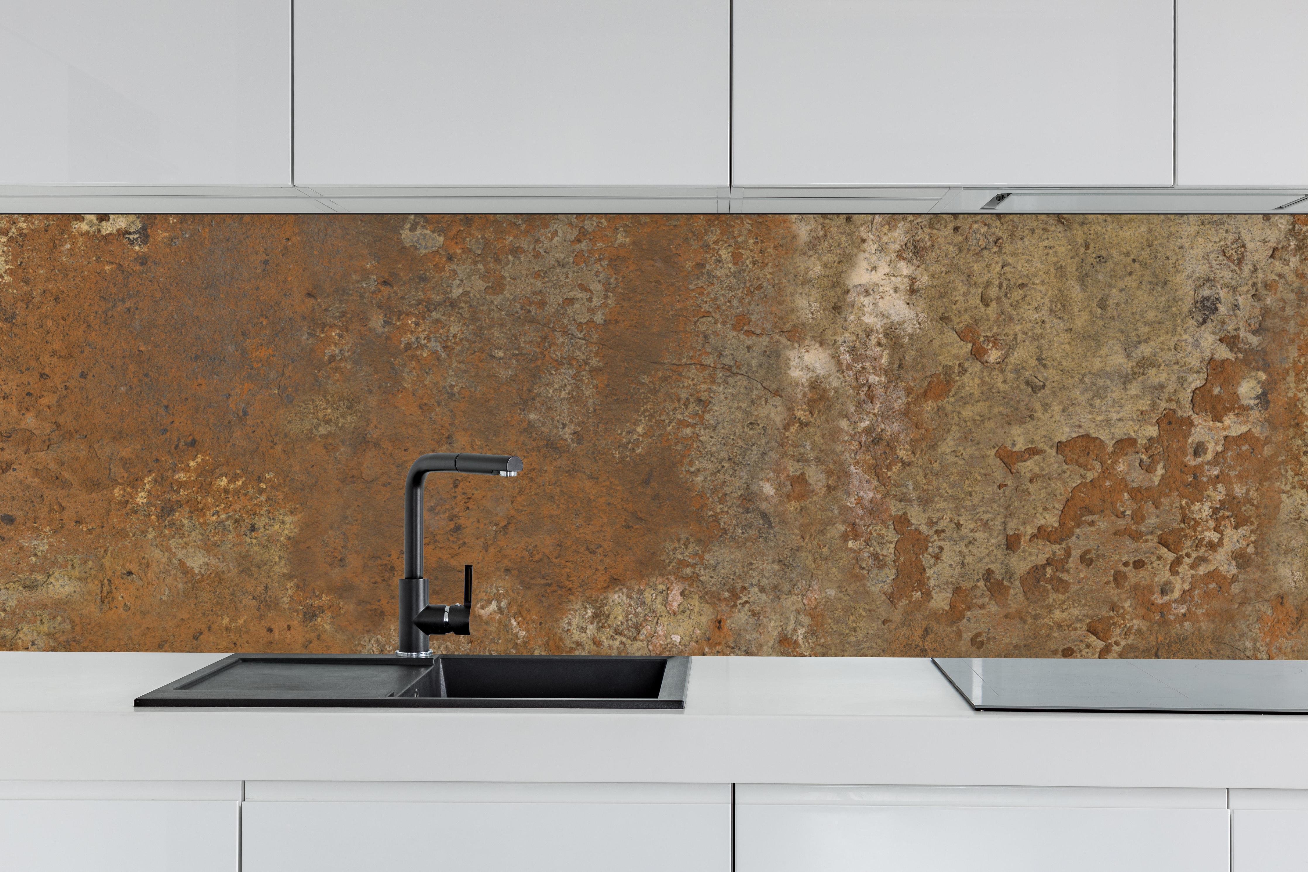 Küche - Gerösteter Metalltextur hinter weißen Hochglanz-Küchenregalen und schwarzem Wasserhahn