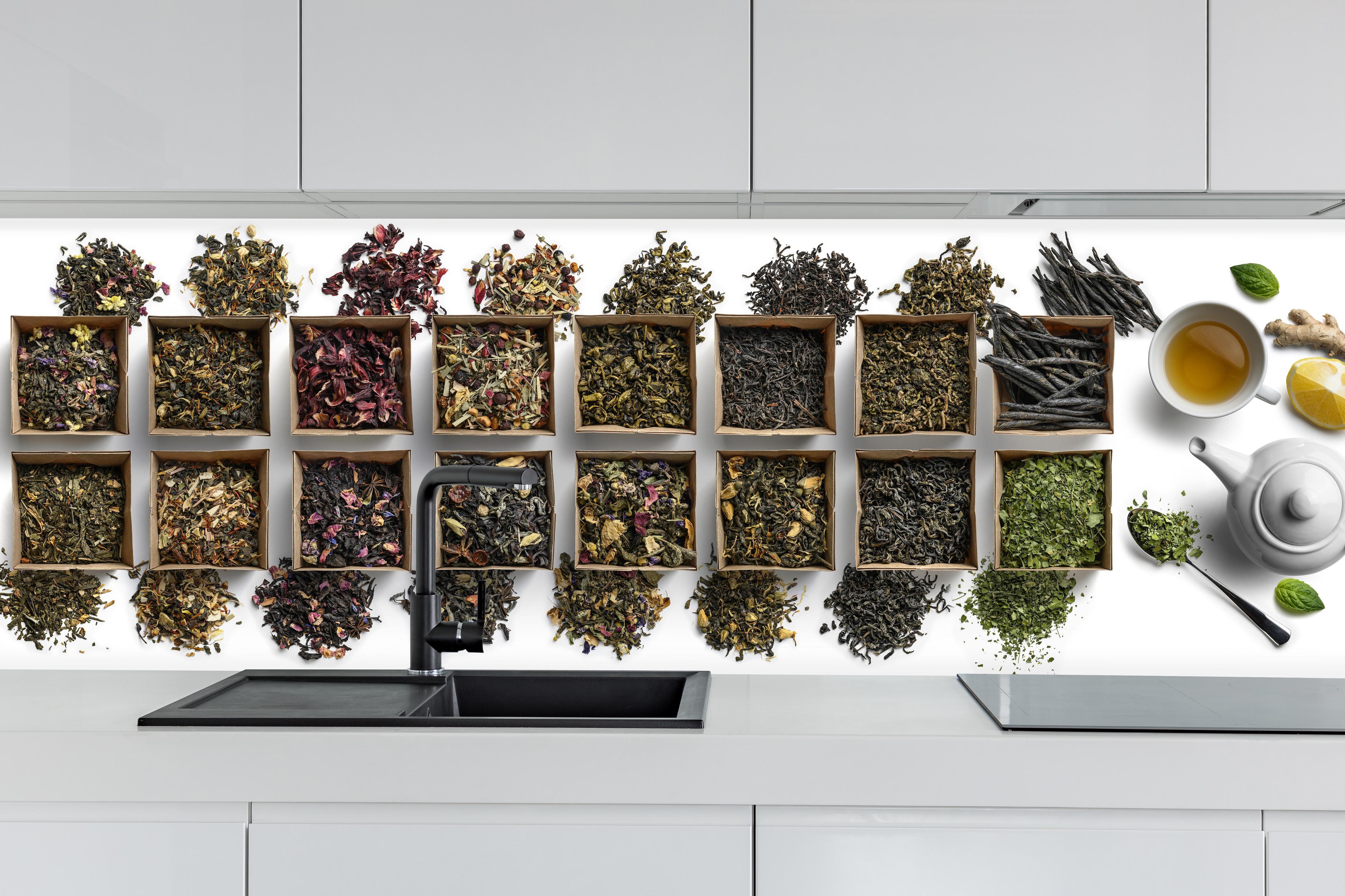 Küche - Gesunde Teesorten hinter weißen Hochglanz-Küchenregalen und schwarzem Wasserhahn
