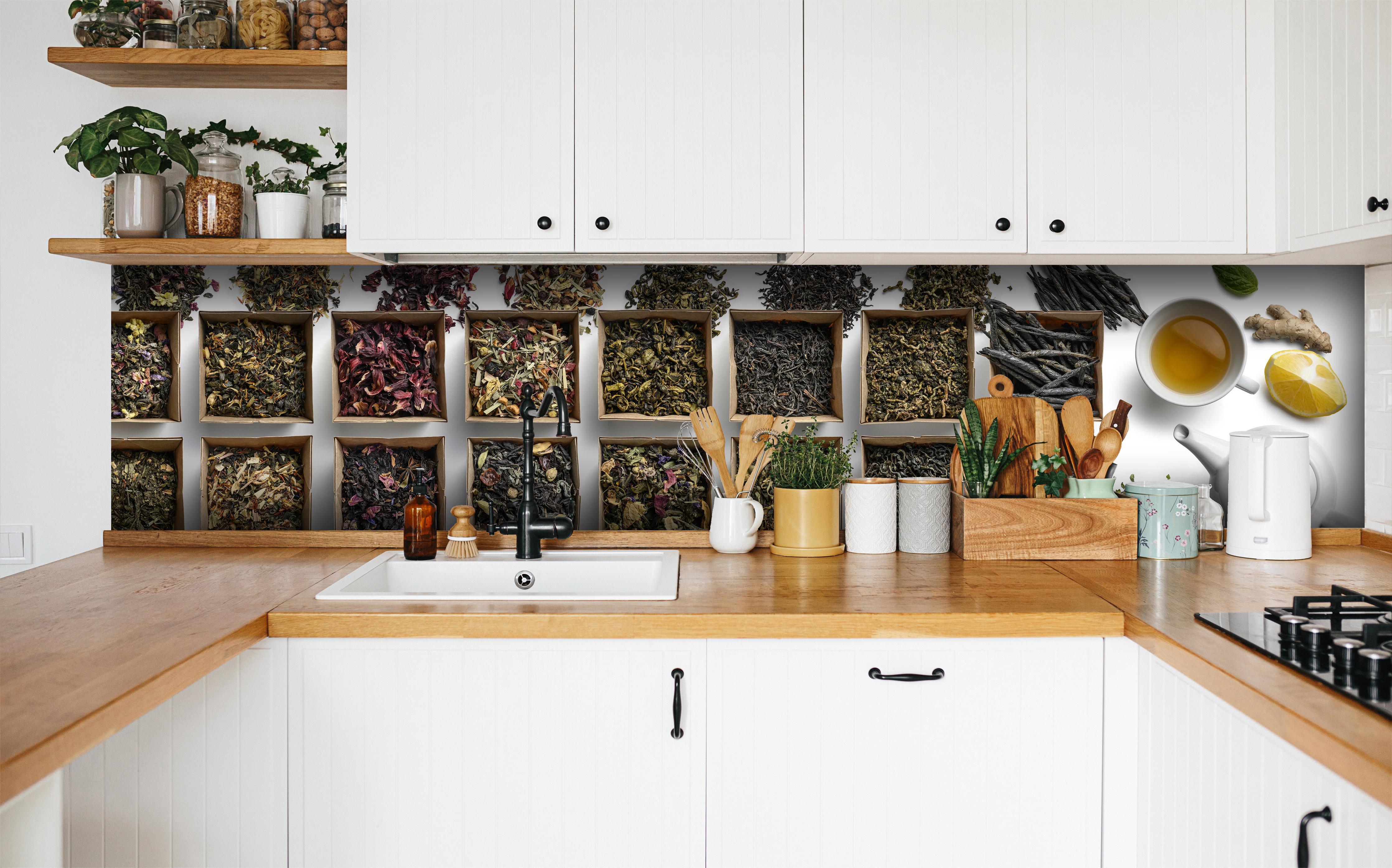 Küche - Gesunde Teesorten in weißer Küche hinter Gewürzen und Kochlöffeln aus Holz