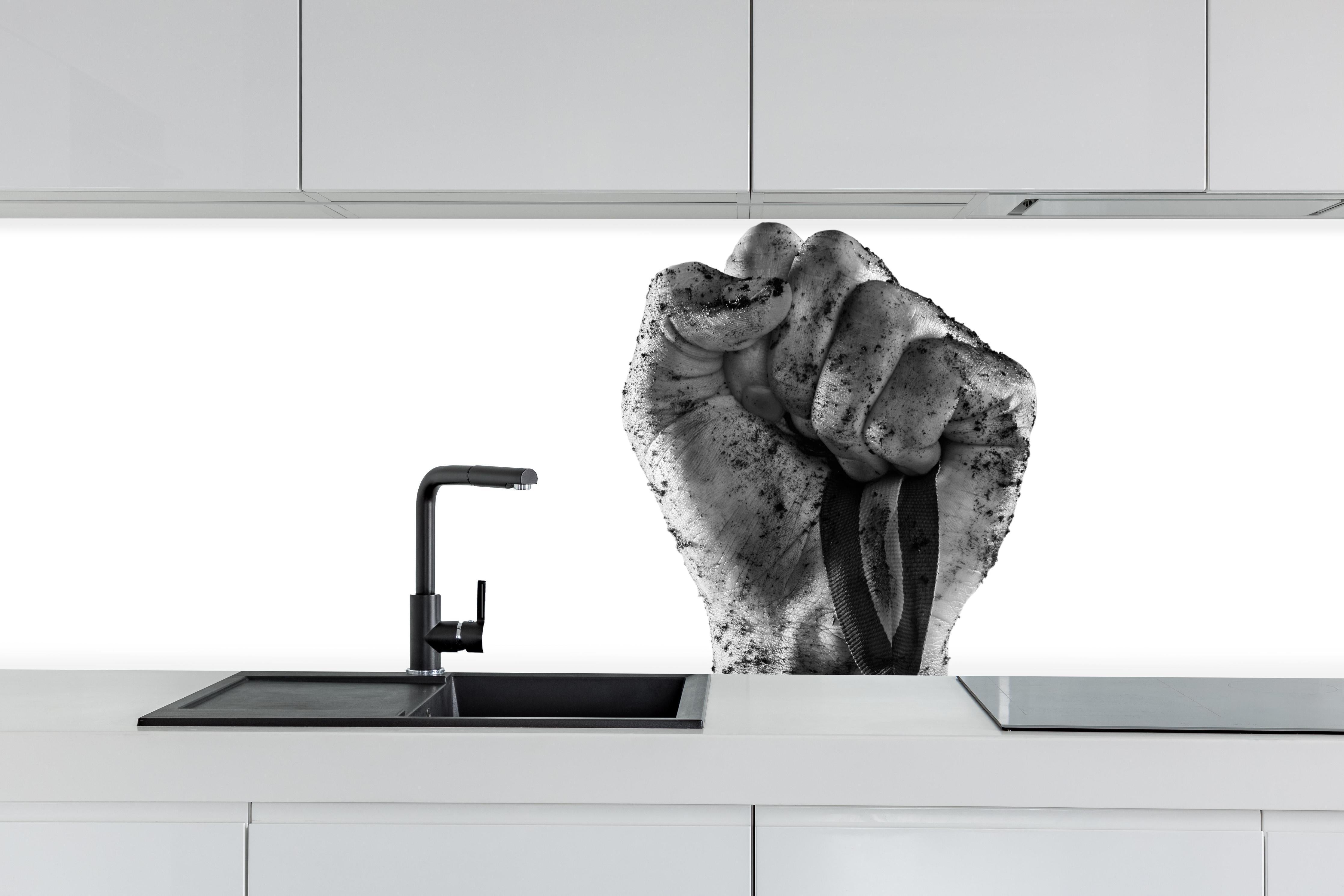 Küche - Gewinner mit einer Medaille hinter weißen Hochglanz-Küchenregalen und schwarzem Wasserhahn