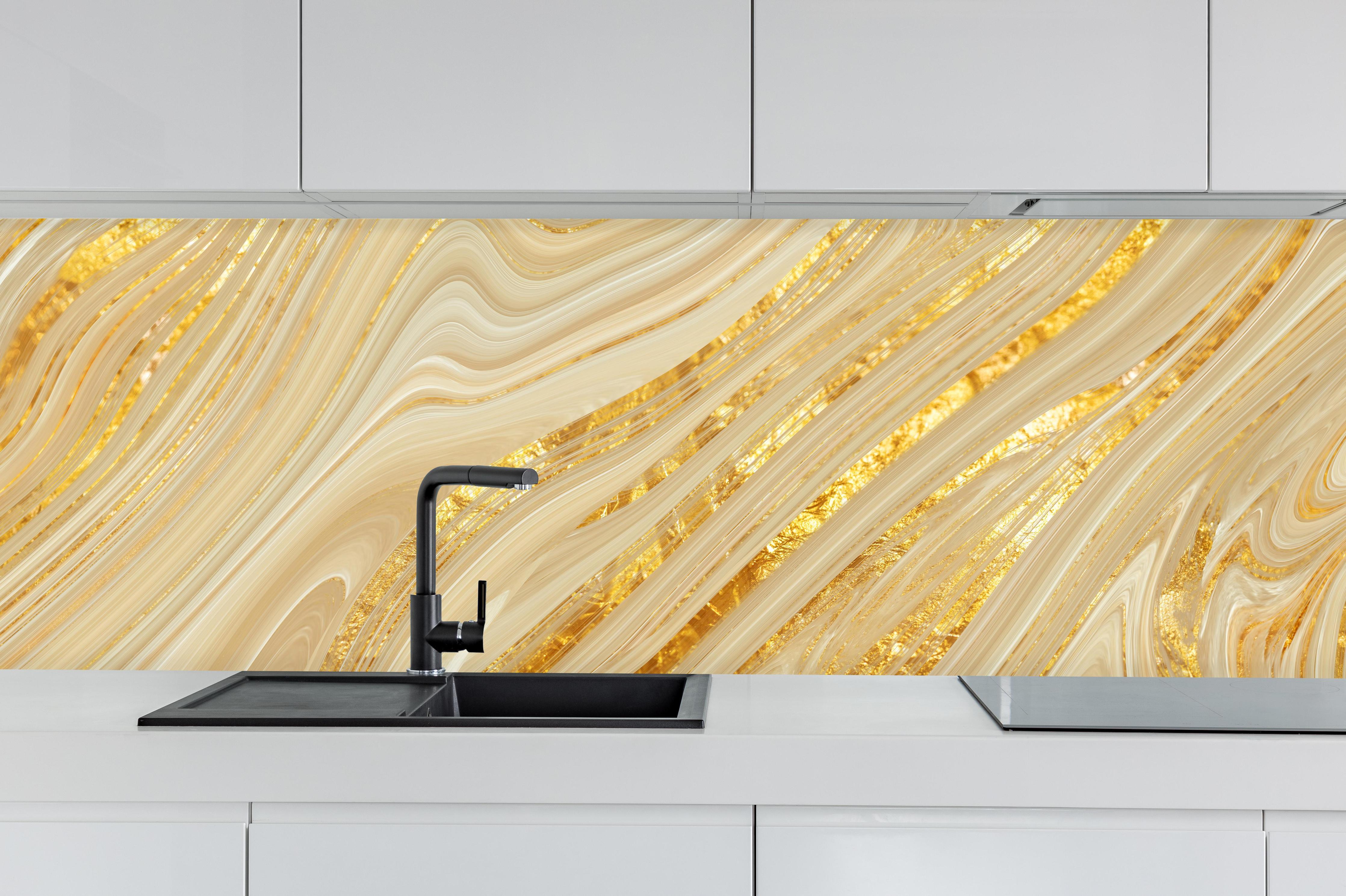 Küche - Goldene wellenförmige Marmorierung hinter weißen Hochglanz-Küchenregalen und schwarzem Wasserhahn