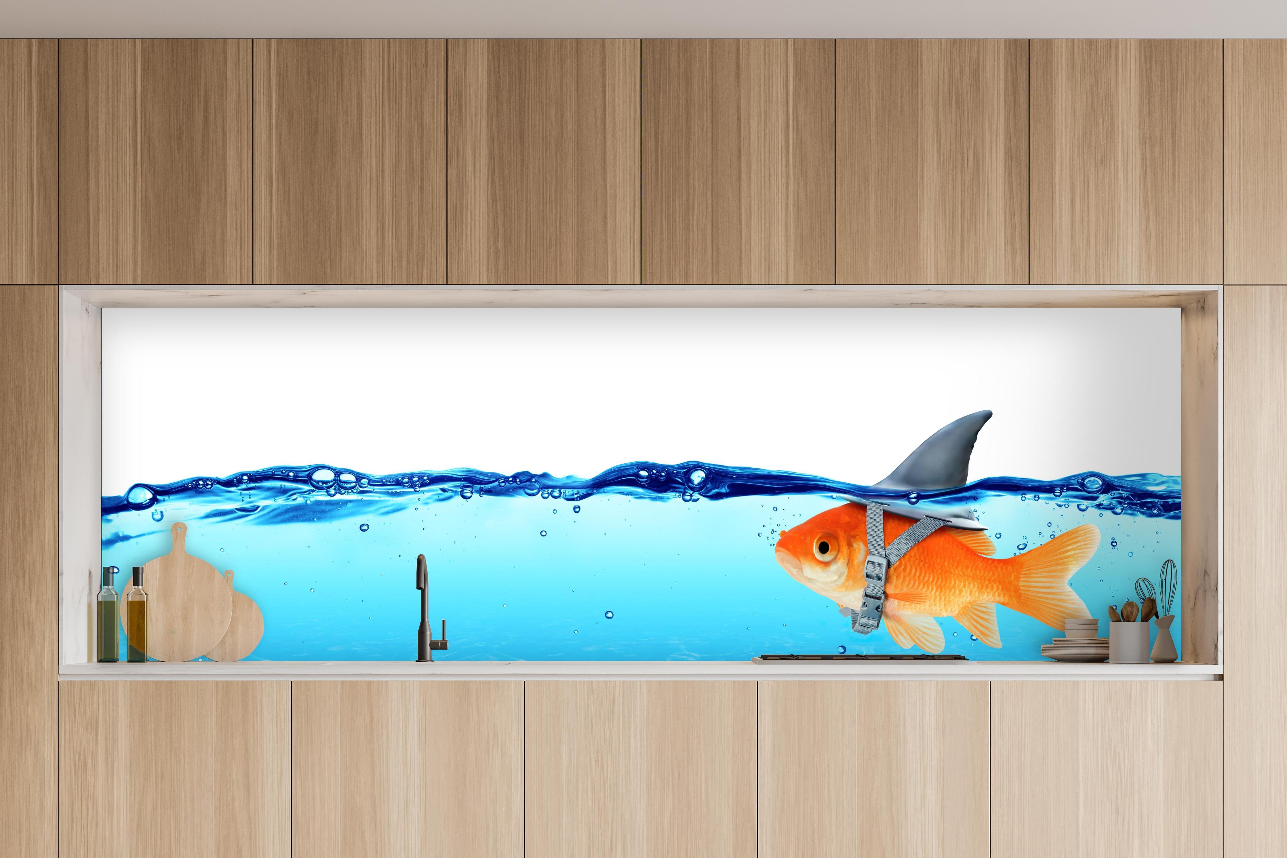 Küche - Goldfisch als Hai in charakteristischer Vollholz-Küche mit modernem Gasherd